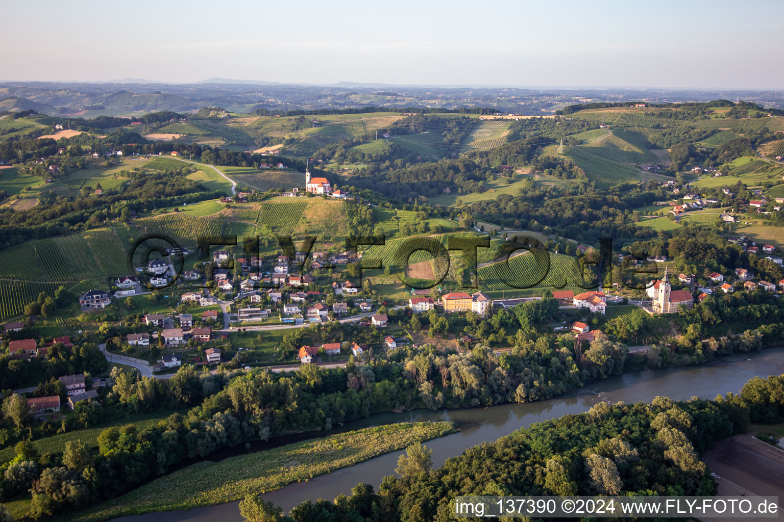 Photographie aérienne de Église de Gorca - Marijina cerkev contre Malečniku à Maribor dans le département Slovénie, Slovénie