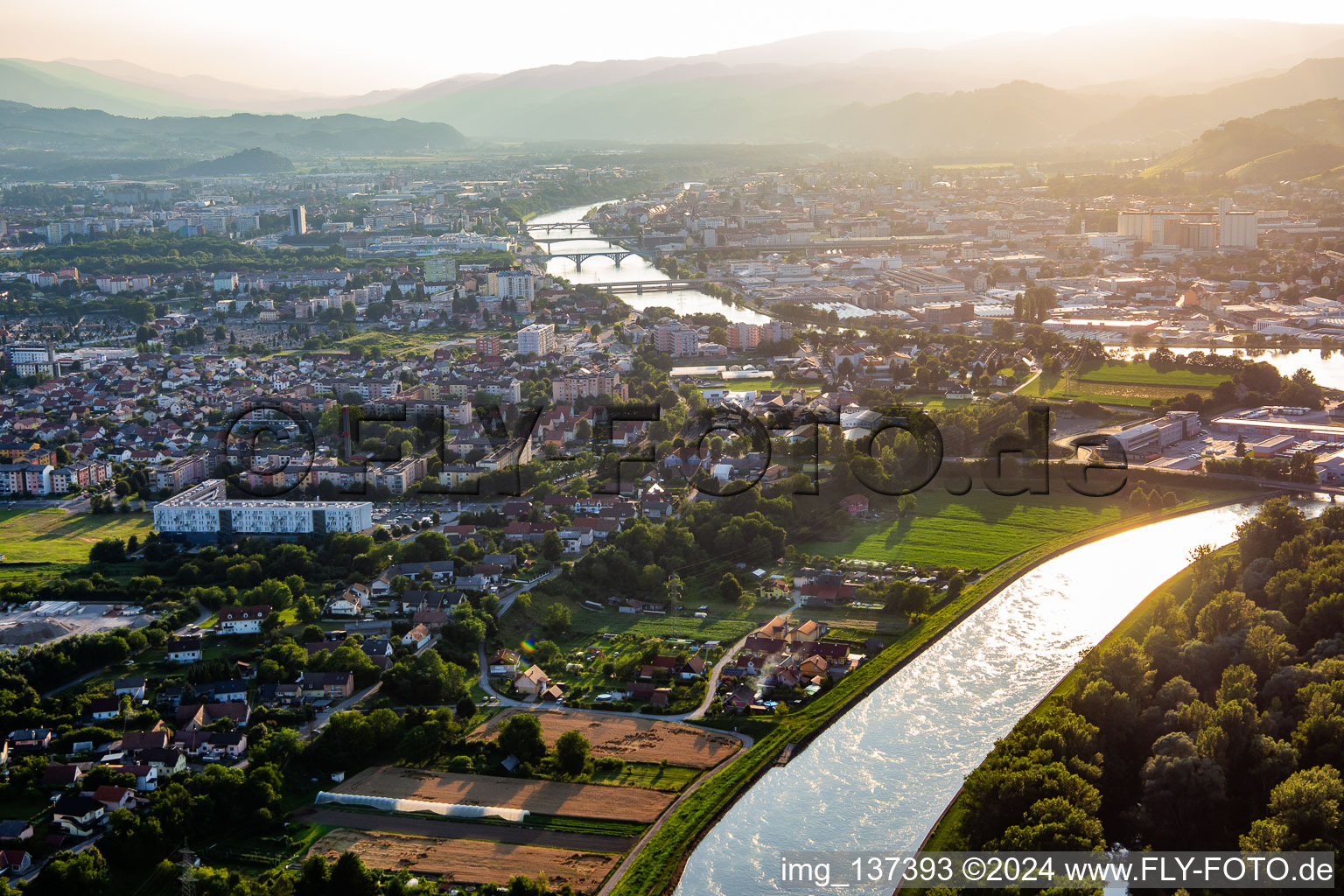 Vue aérienne de Ponts sur la Drau à Maribor dans le département Slovénie, Slovénie