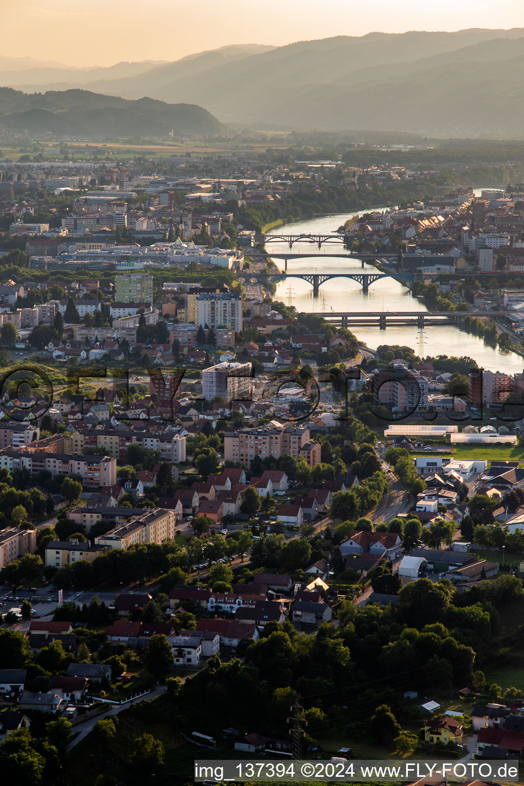 Vue aérienne de Ponts sur la Drau à Maribor dans le département Slovénie, Slovénie