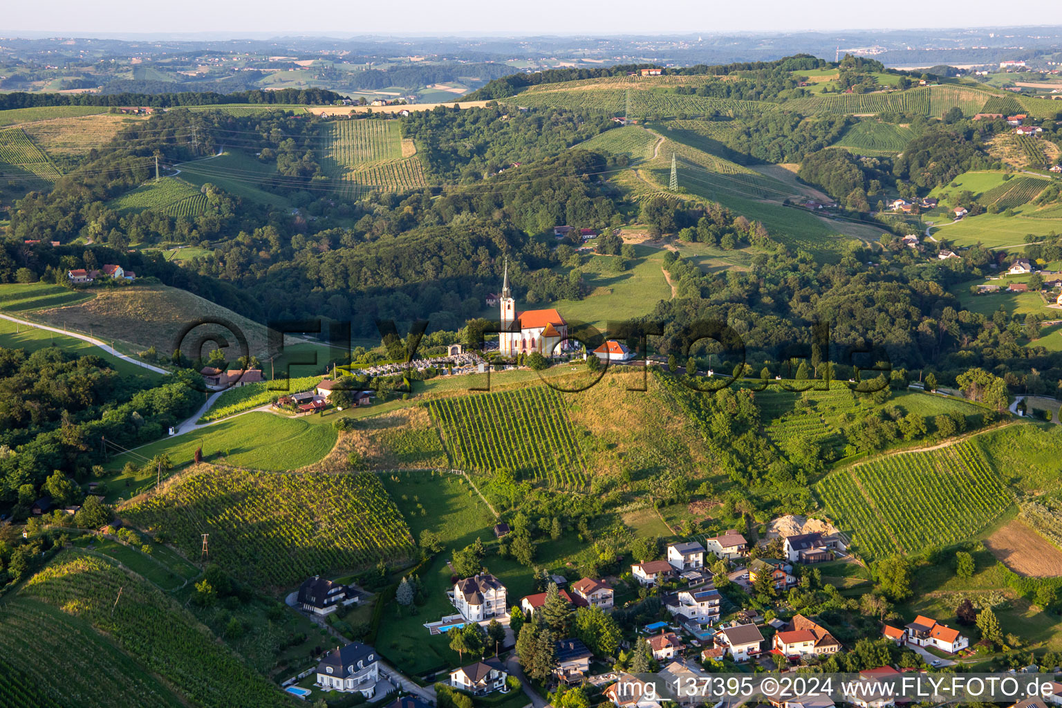 Vue oblique de Église de Gorca - Marijina cerkev contre Malečniku à Maribor dans le département Slovénie, Slovénie