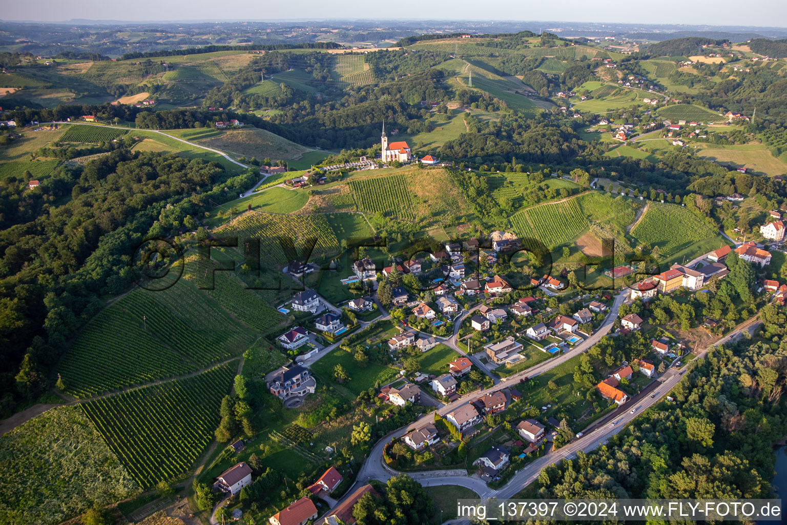 Vue aérienne de Village entre rivière et vignes à Maribor dans le département Slovénie, Slovénie