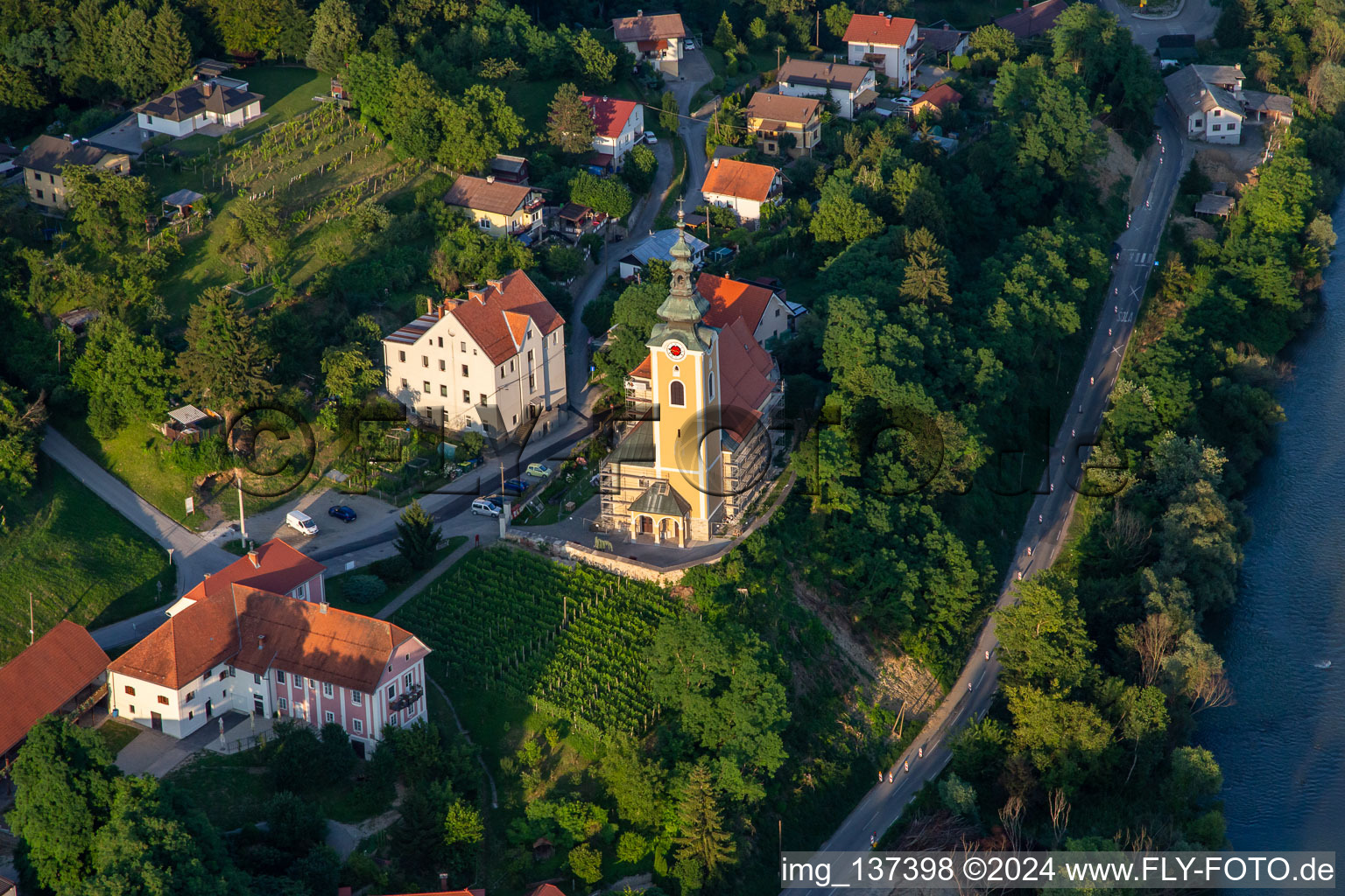 Vue aérienne de Église de Župnijska cerkev Sv. Pétra dans les catacombes à Maribor dans le département Slovénie, Slovénie