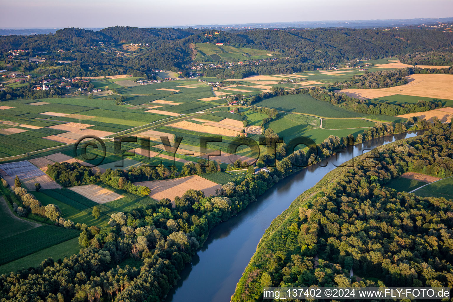 Vue aérienne de Courbe de la rivière Drau/Drava à Duplek dans le département Slovénie, Slovénie