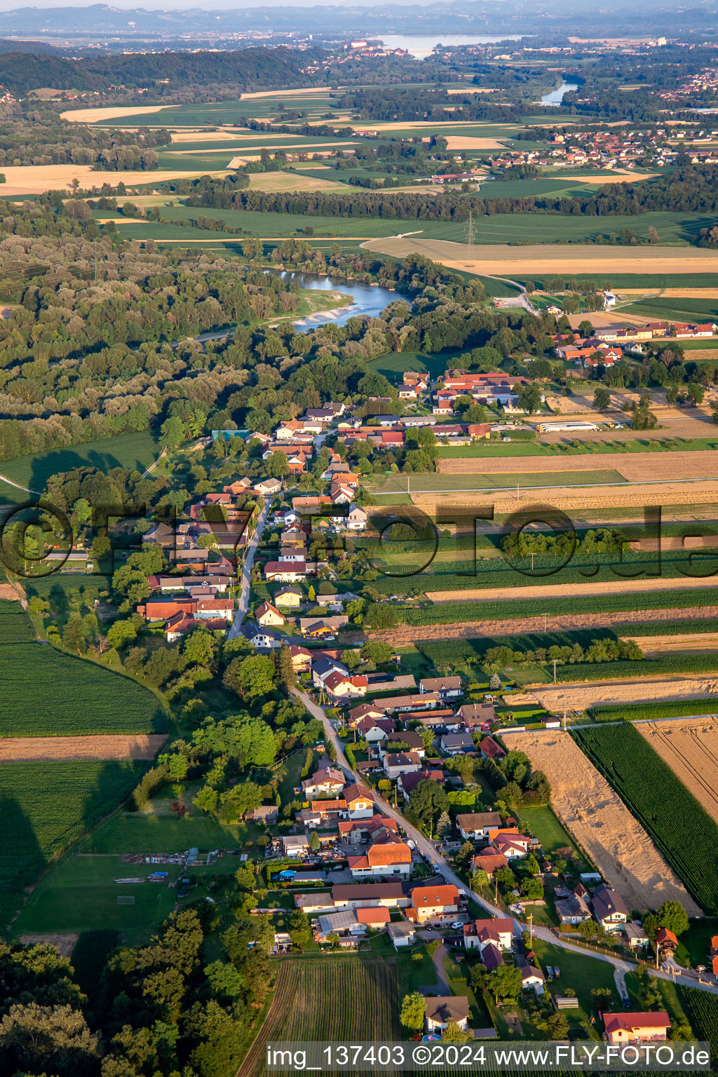 Vue aérienne de Village de rue sur la Drau à Starše dans le département Slovénie, Slovénie