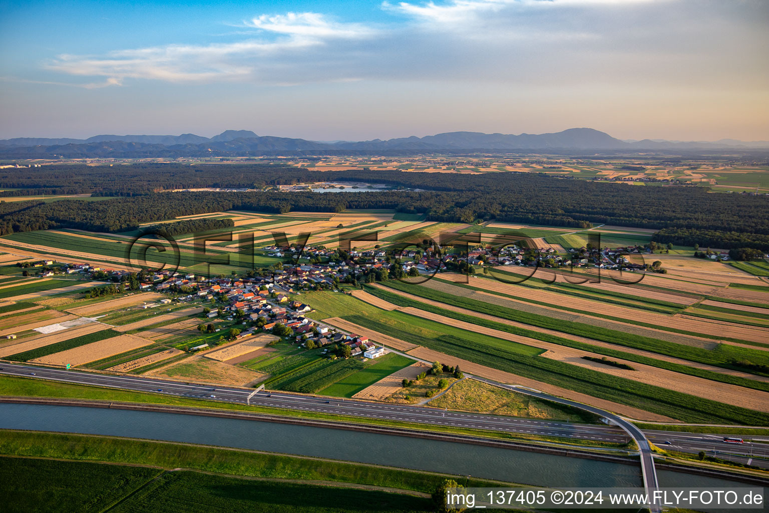 Vue aérienne de Village derrière l'autoroute E59 à Starše dans le département Slovénie, Slovénie