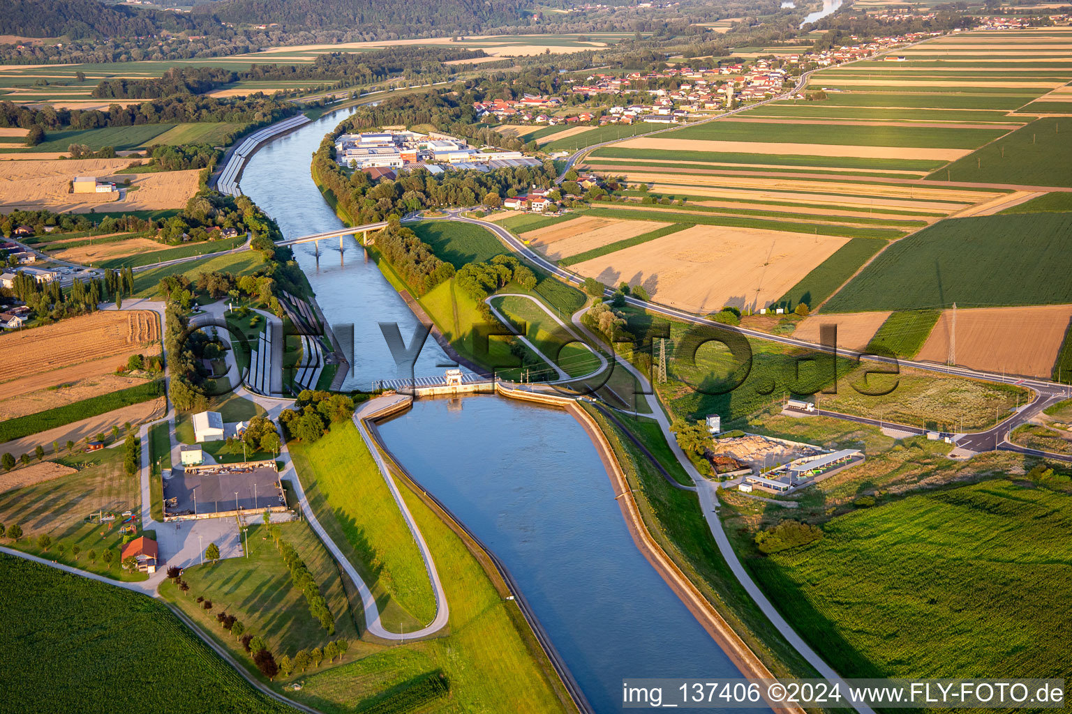 Vue aérienne de Centrale hydroélectrique HE Zlatoličje avec panneaux photovoltaïques sur la digue du canal de la Drava HE Zlatoličje à Starše dans le département Slovénie, Slovénie