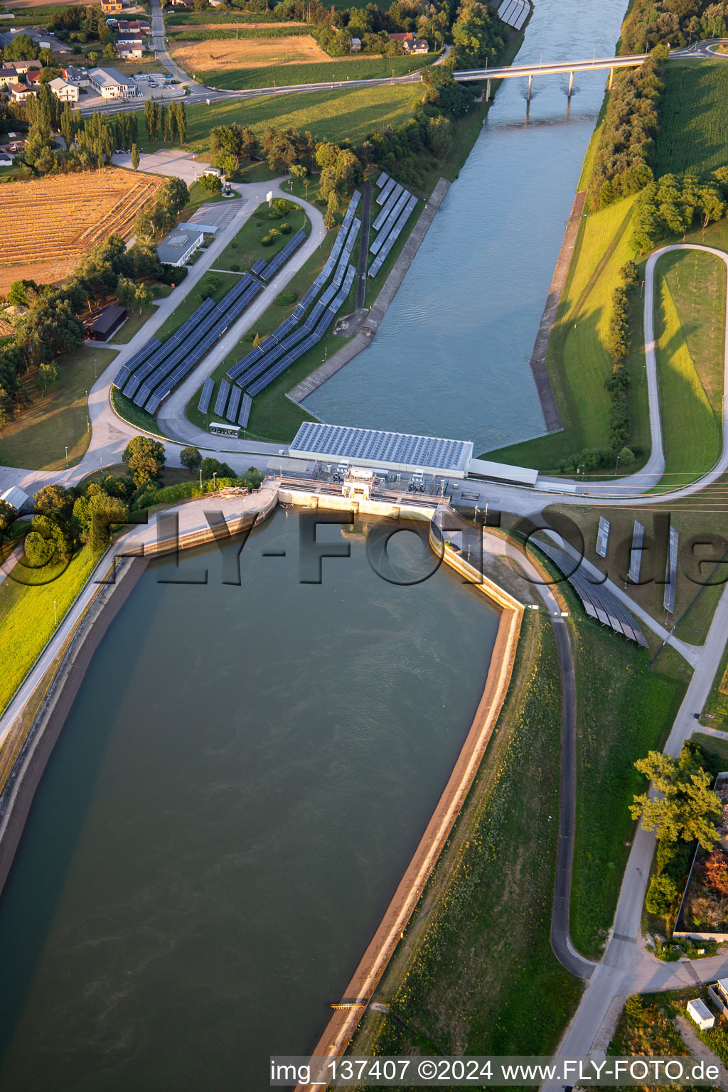 Vue aérienne de Centrale hydroélectrique HE Zlatoličje avec panneaux photovoltaïques sur la digue du canal de la Drava HE Zlatoličje à Starše dans le département Slovénie, Slovénie