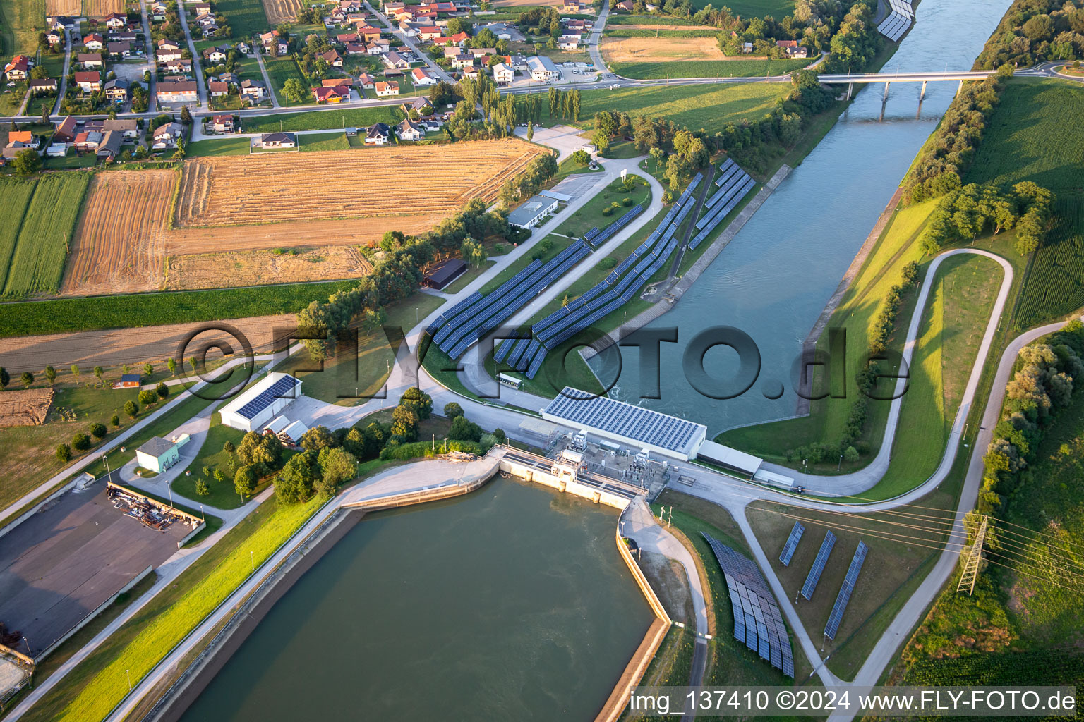 Photographie aérienne de Centrale hydroélectrique HE Zlatoličje avec panneaux photovoltaïques sur la digue du canal de la Drava HE Zlatoličje à Starše dans le département Slovénie, Slovénie