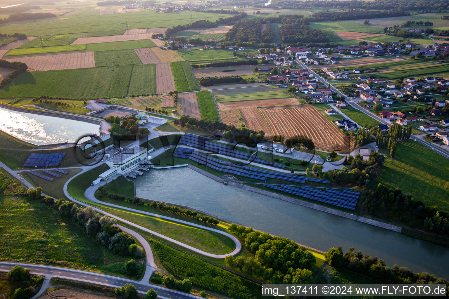 Vue oblique de Centrale hydroélectrique HE Zlatoličje avec panneaux photovoltaïques sur la digue du canal de la Drava HE Zlatoličje à Starše dans le département Slovénie, Slovénie