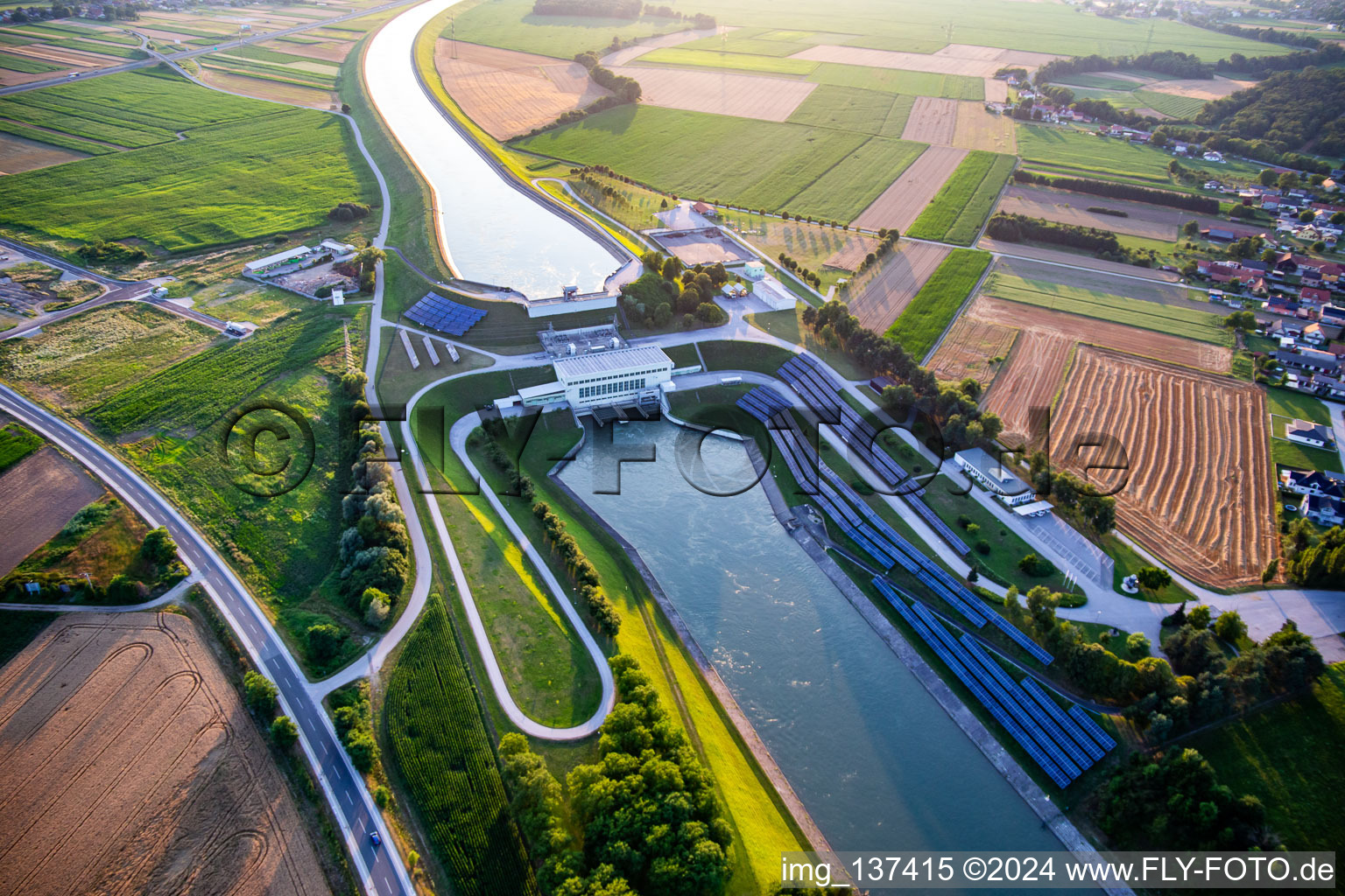 Centrale hydroélectrique HE Zlatoličje avec panneaux photovoltaïques sur la digue du canal de la Drava HE Zlatoličje à Starše dans le département Slovénie, Slovénie hors des airs