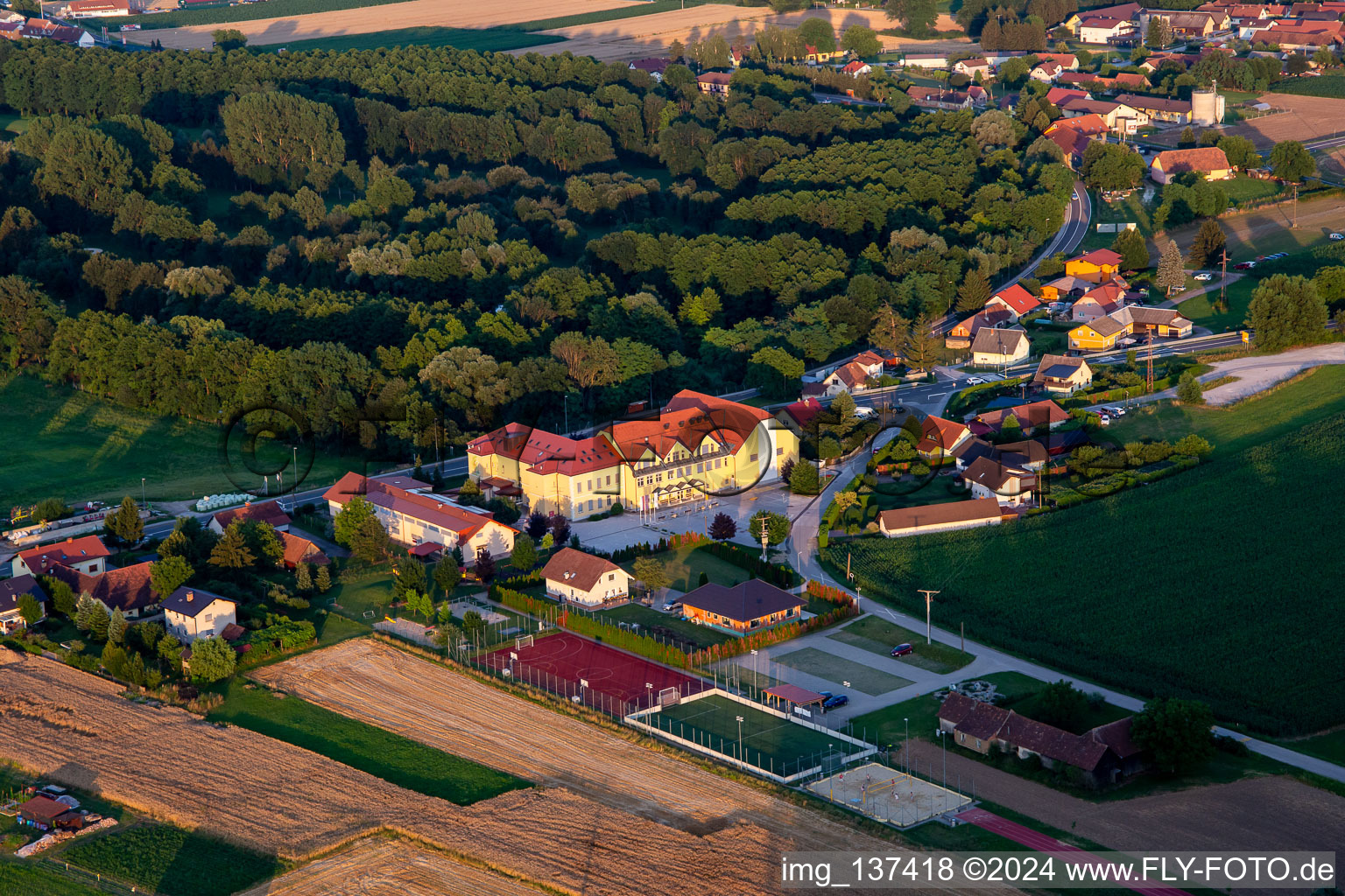 Vue aérienne de Golf Hôtel Osnovna šola Hajdina à Hajdina dans le département Slovénie, Slovénie