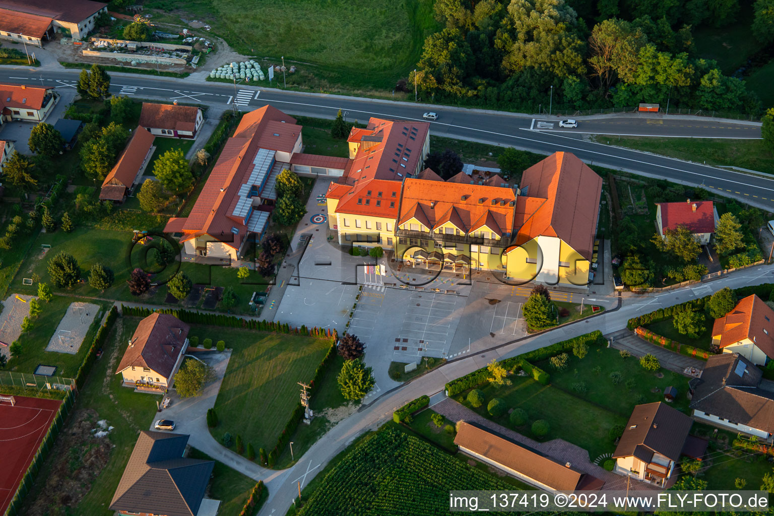 Vue aérienne de Golf Hôtel Osnovna šola Hajdina à Hajdina dans le département Slovénie, Slovénie