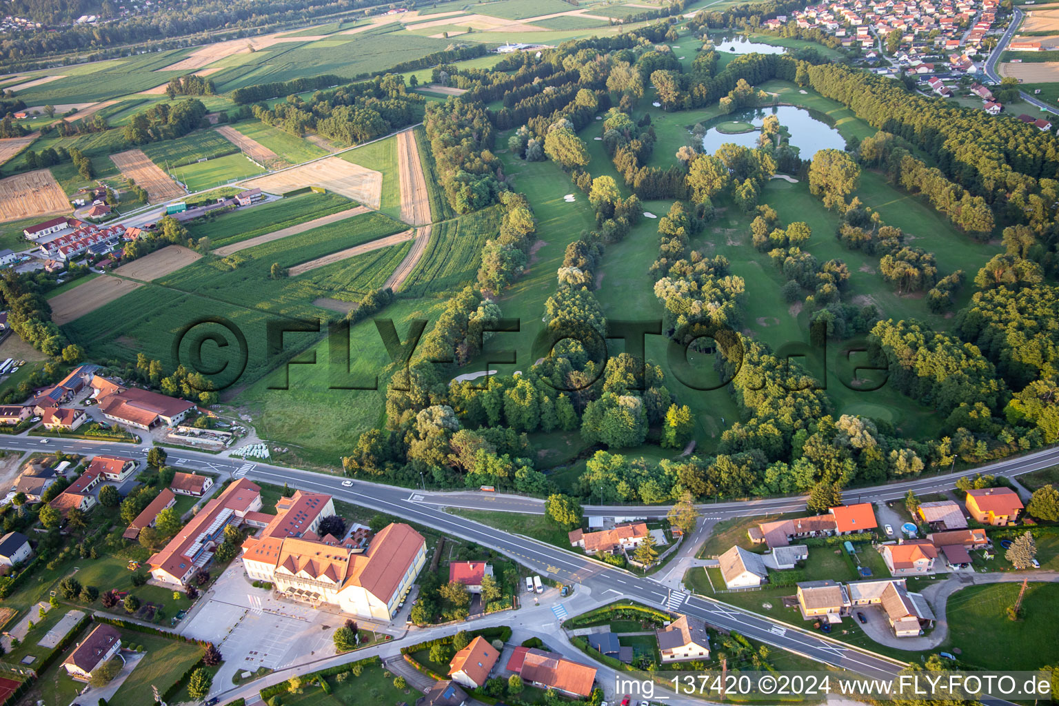 Vue aérienne de Club de golf Ptuj à Ptuj dans le département Slovénie, Slovénie