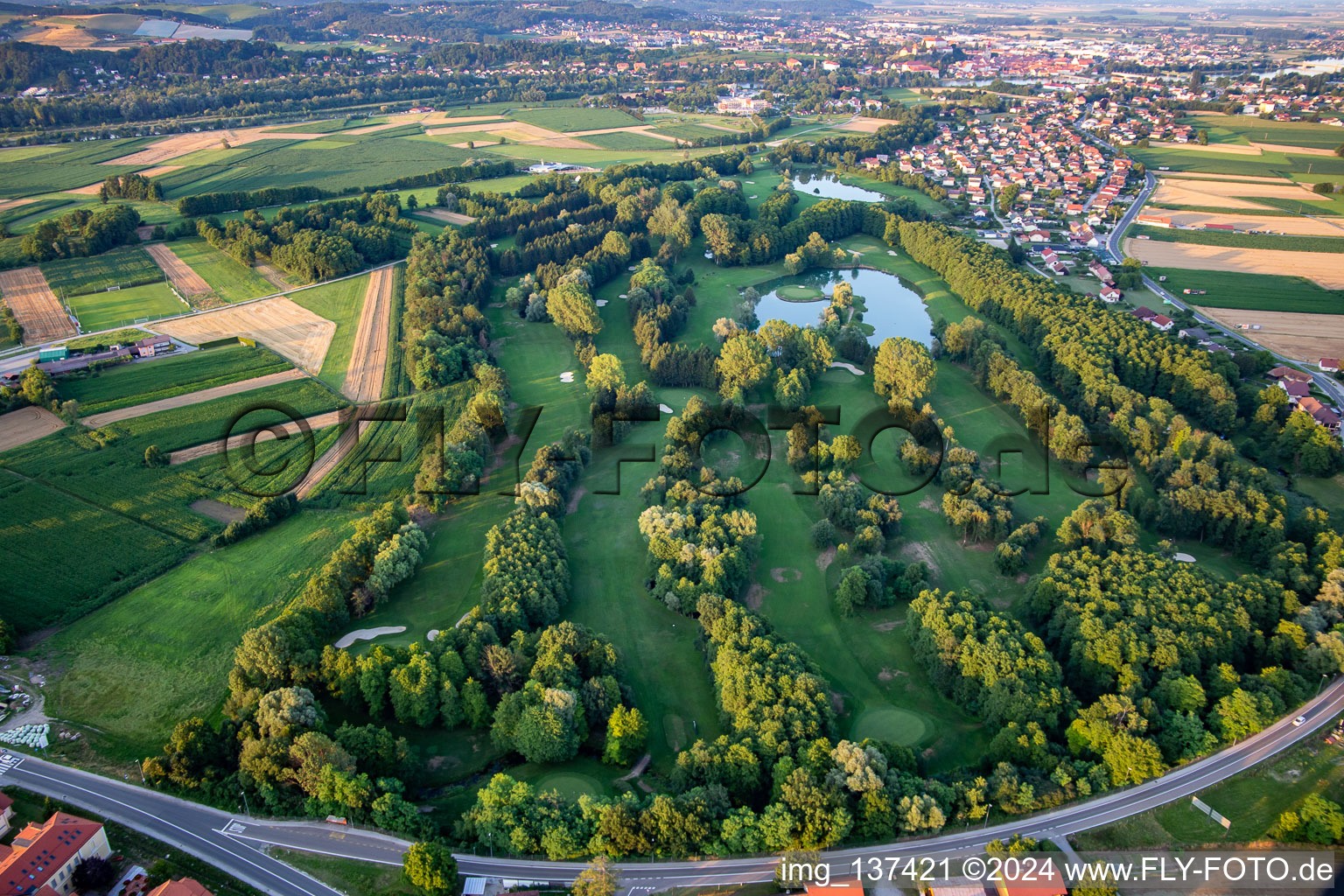 Vue aérienne de Club de golf Ptuj à Ptuj dans le département Slovénie, Slovénie