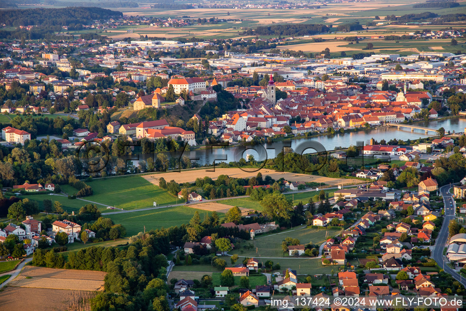 Vue aérienne de Vieille ville du nord-ouest à Ptuj dans le département Slovénie, Slovénie