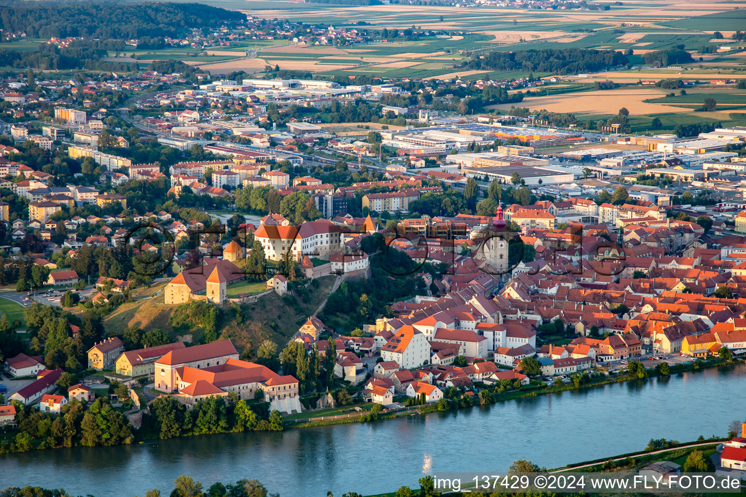 Vue aérienne de Vieille ville du nord-ouest à Ptuj dans le département Slovénie, Slovénie