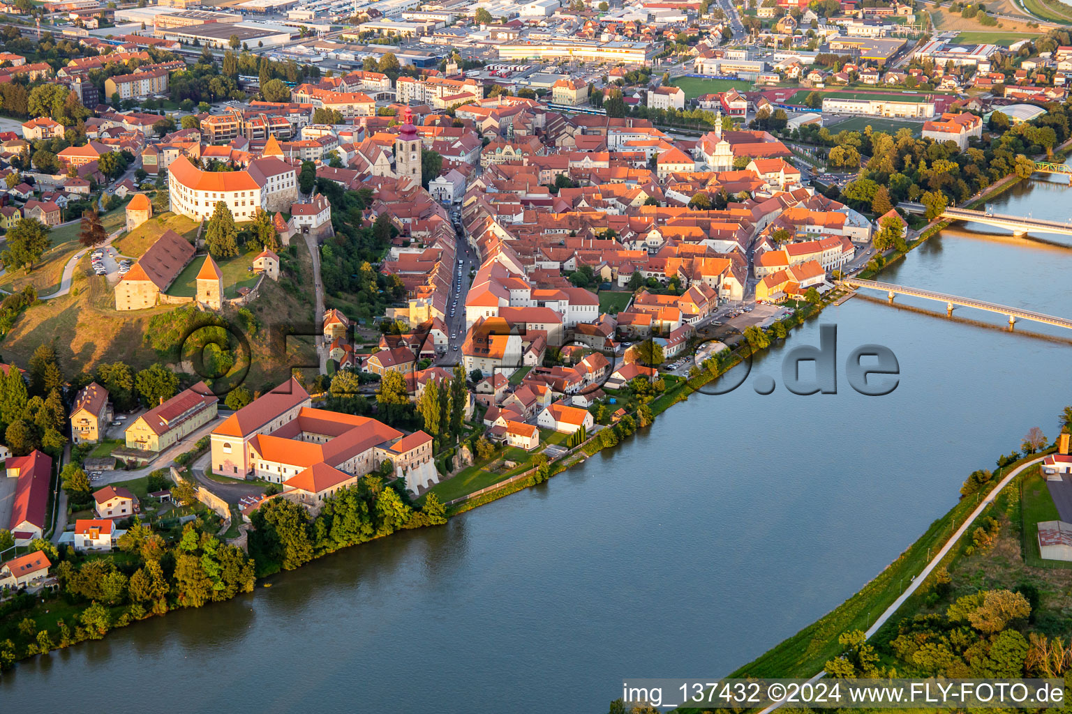 Vue aérienne de Ponts sur la Drau/Drava sur les rives de la vieille ville à Ptuj dans le département Slovénie, Slovénie