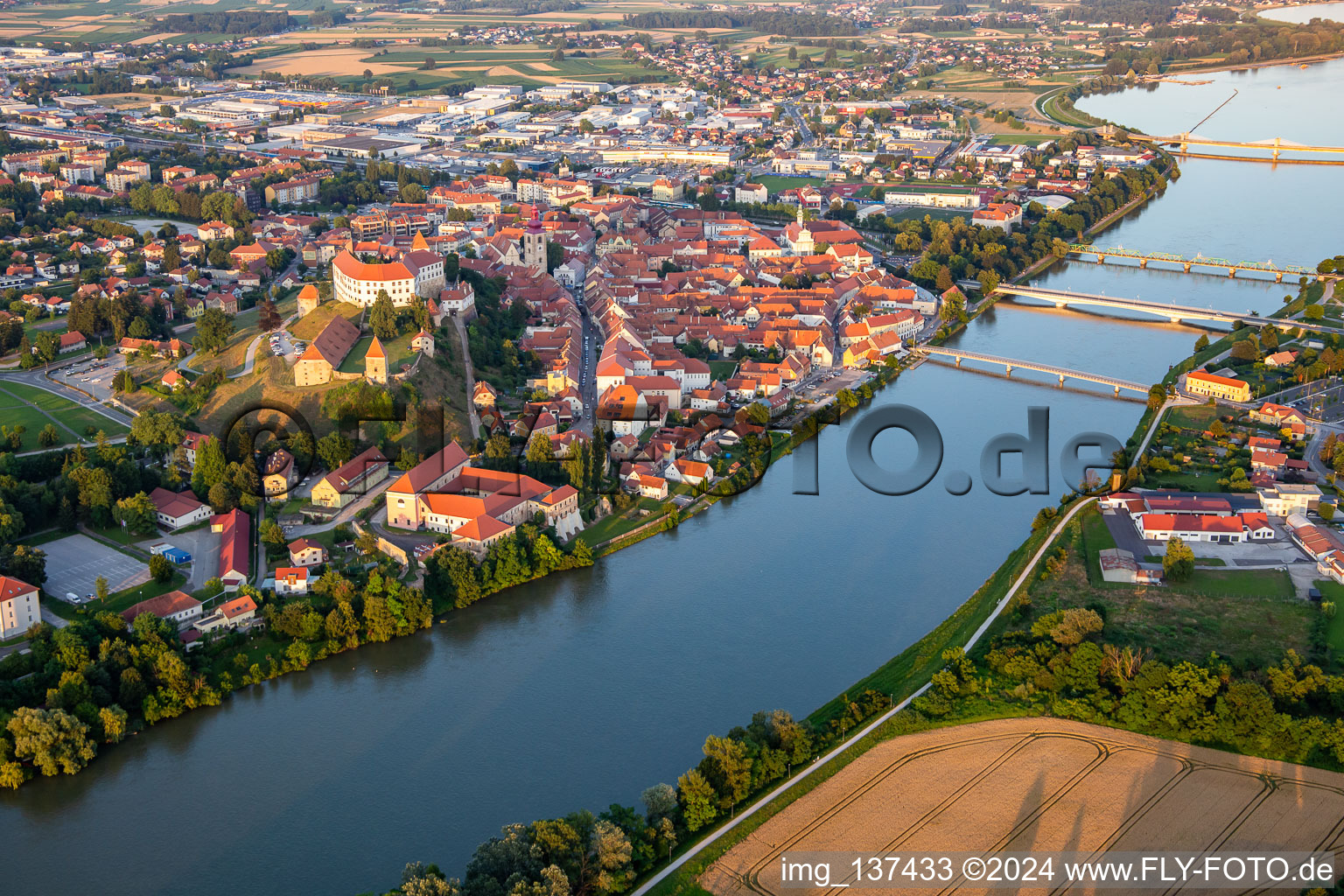 Vue aérienne de Ponts sur la Drau/Drava sur les rives de la vieille ville à Ptuj dans le département Slovénie, Slovénie