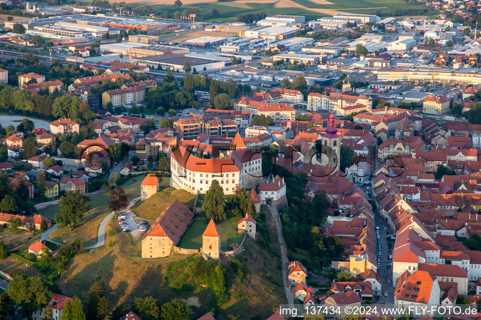 Château Ptuj/Diplômé Ptuj au-dessus de la vieille ville à Ptuj dans le département Slovénie, Slovénie d'en haut