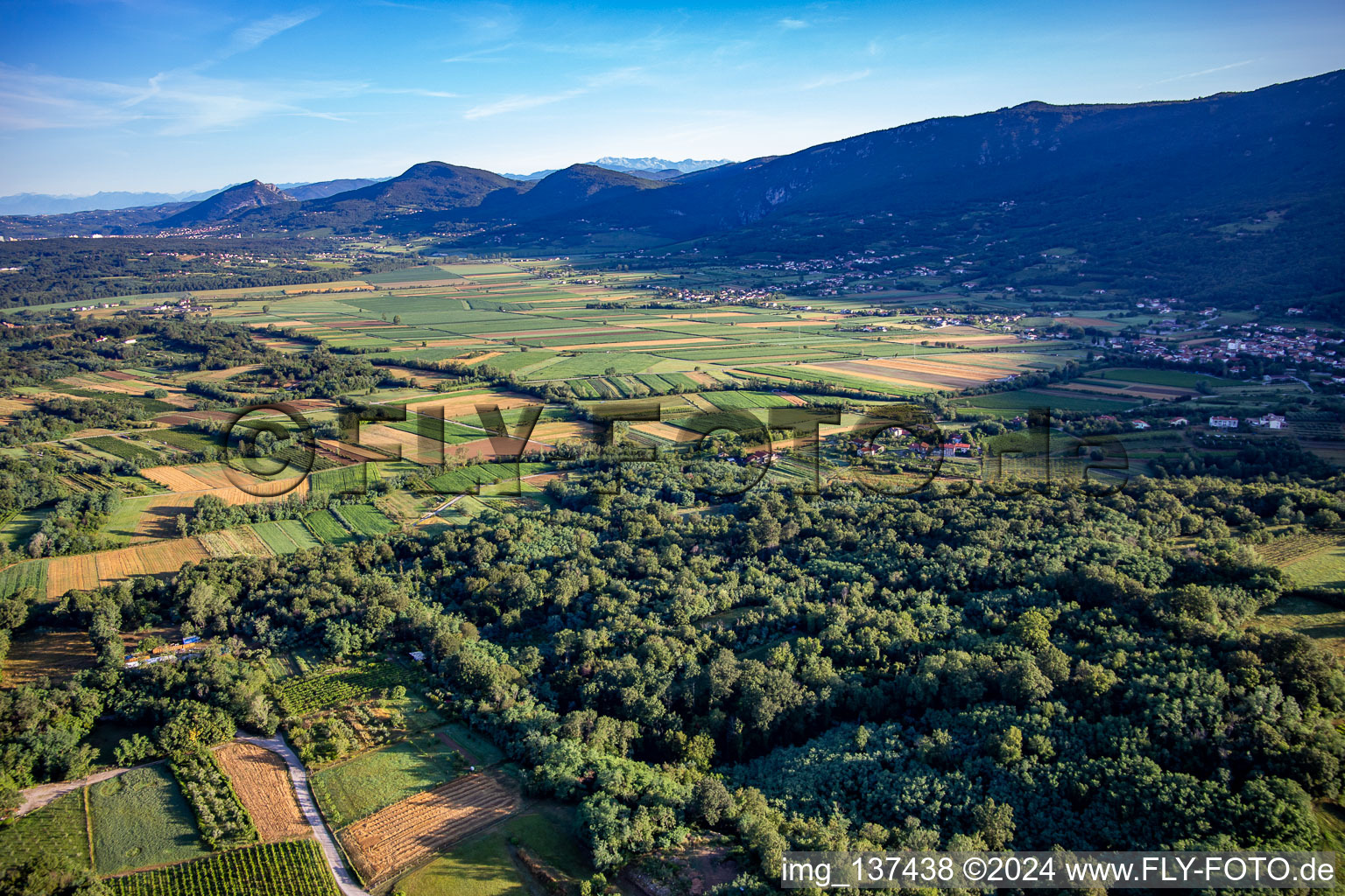 Vue aérienne de Vallée d'Oslenscek et montagnes périphériques Južni obronki Trnovscek gozda à Nova Gorica dans le département Slovénie, Slovénie