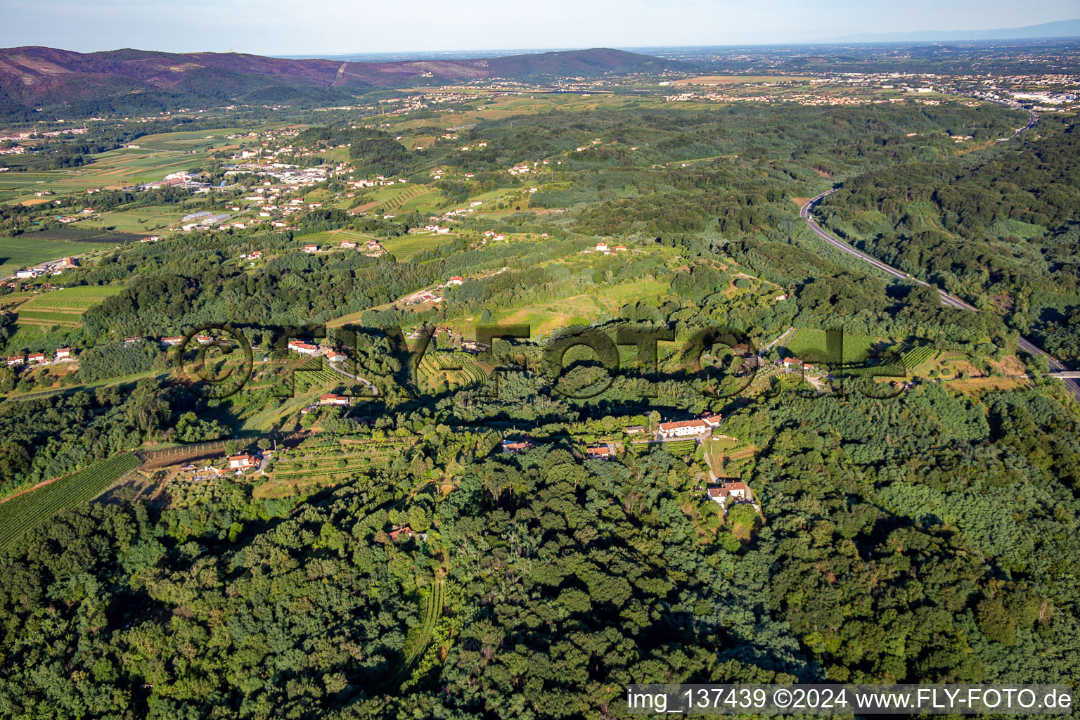 Vue aérienne de Lijak et la vallée de Vipava à l'ouest à Renče-Vogrsko dans le département Slovénie, Slovénie