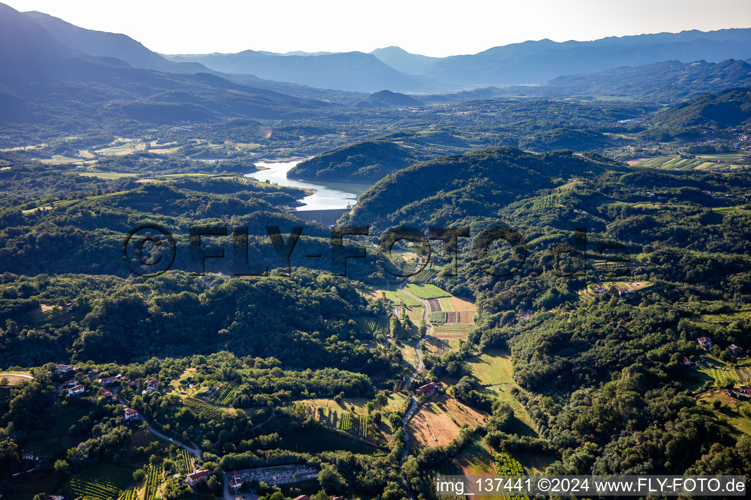 Vue aérienne de Réservoir de Vogrscek avec mur de barrage depuis l'ouest à Nova Gorica dans le département Slovénie, Slovénie