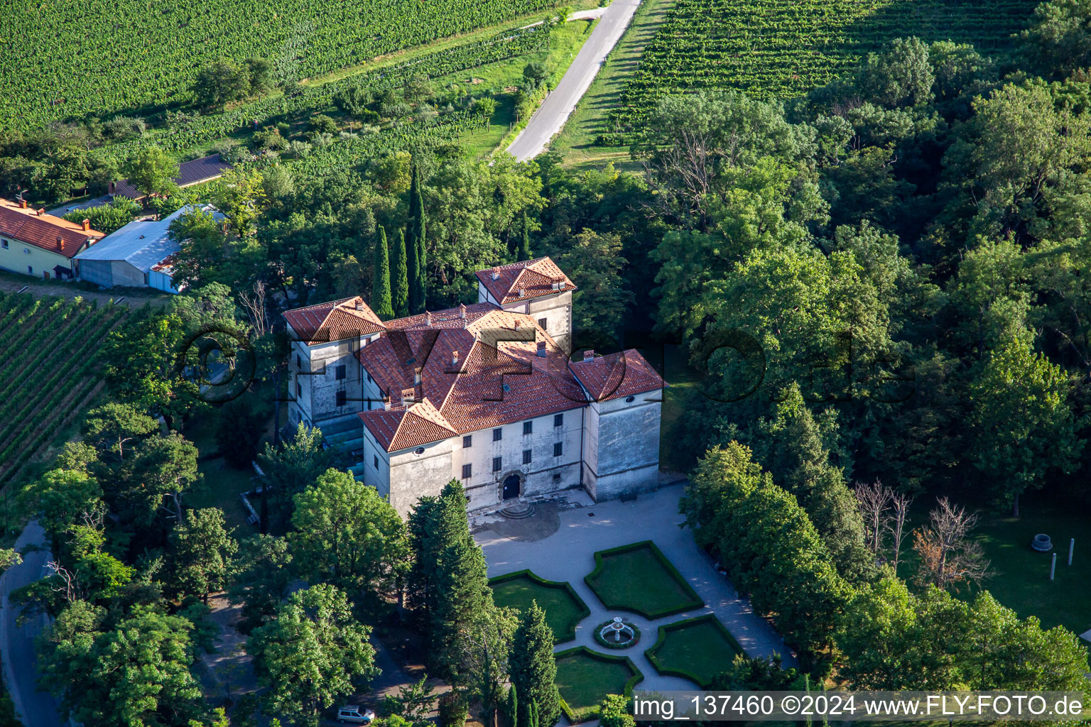 Vue oblique de Château de Kromberk / Goriški muzej Kromberk - Nova Gorica , Restavracija Grad Kromberk, Mateja Bagar à Nova Gorica dans le département Slovénie, Slovénie