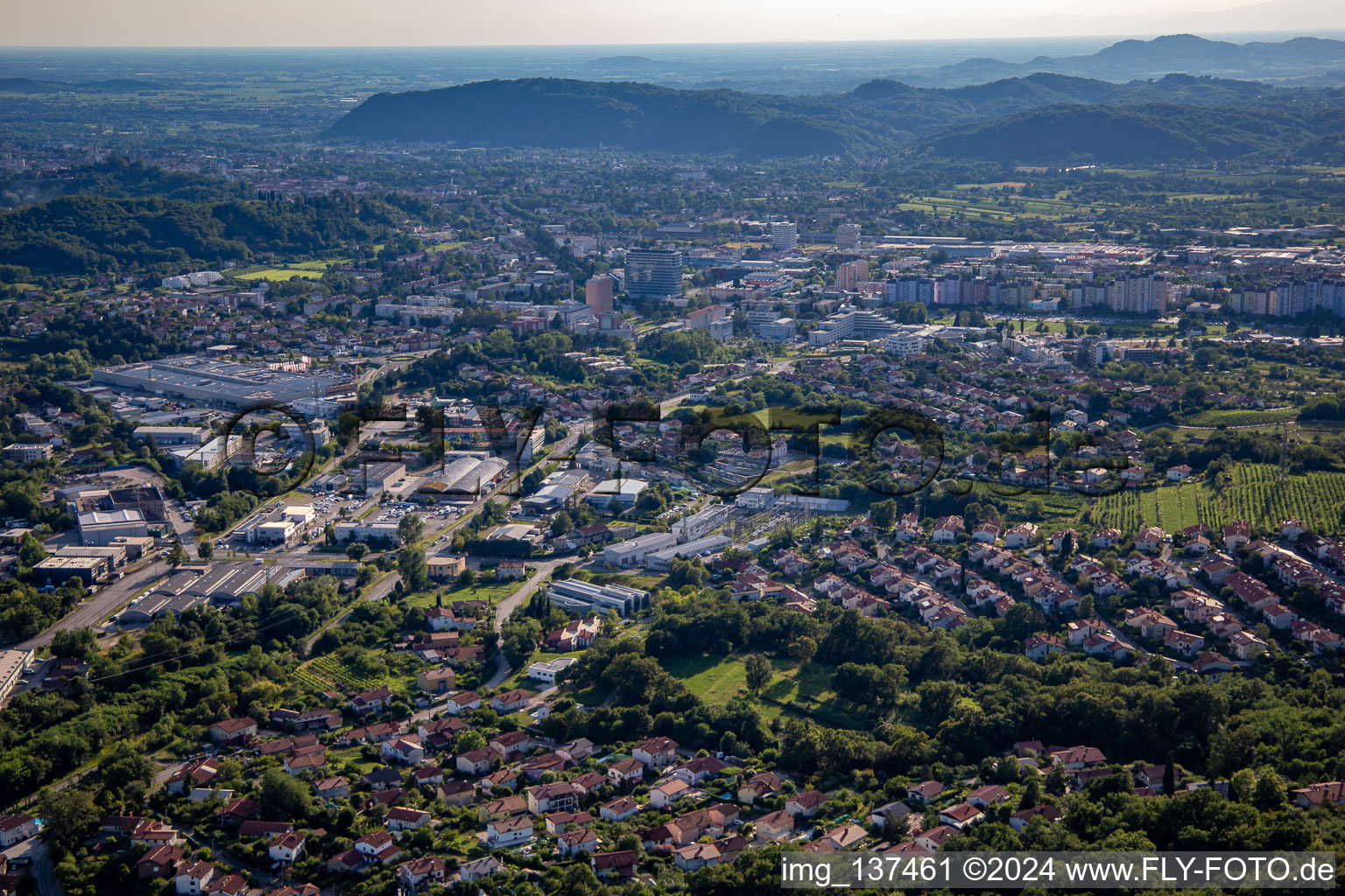 Vue aérienne de De l'est à Nova Gorica dans le département Slovénie, Slovénie