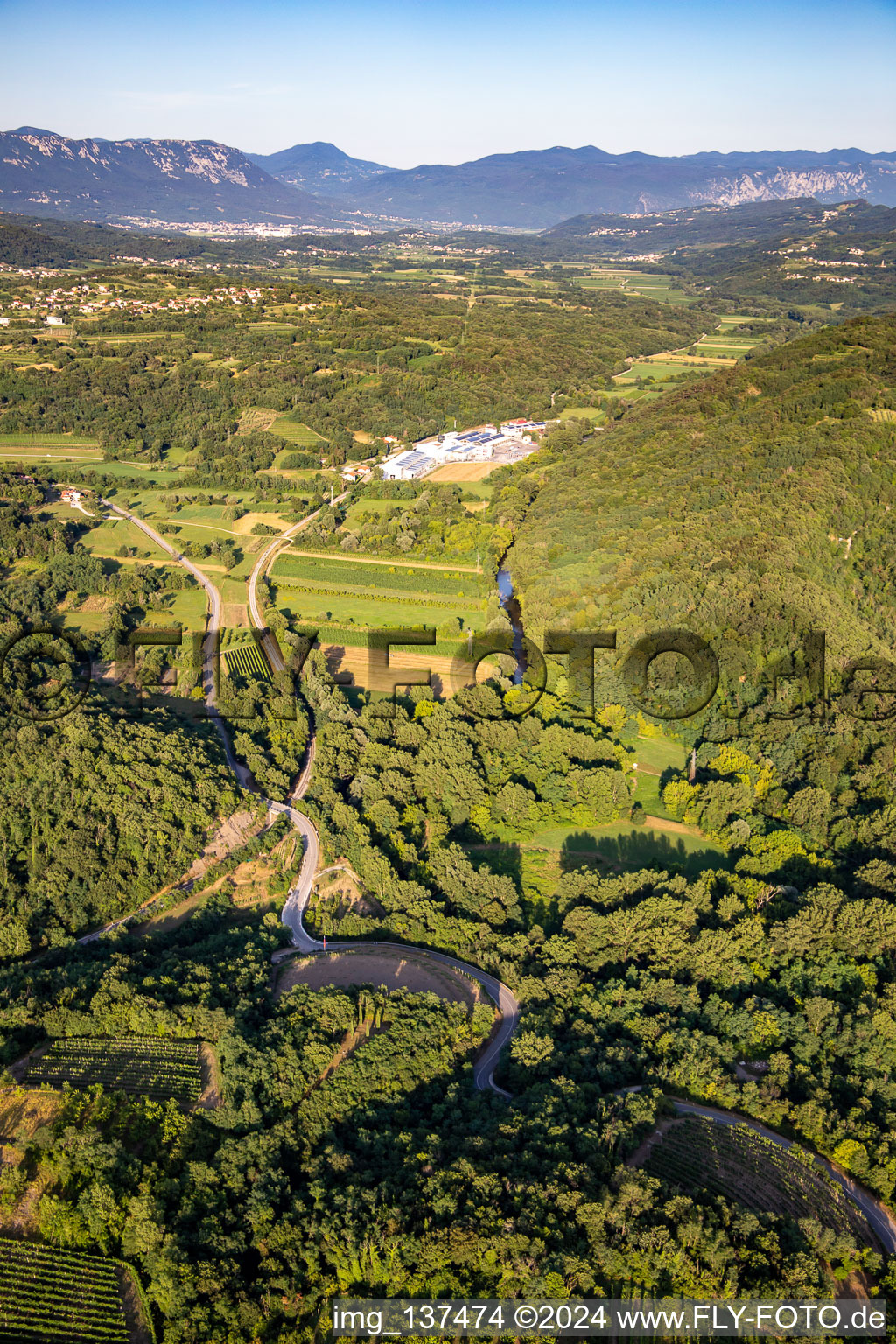 Vue aérienne de Vallée de Vipava depuis l'ouest à Ajdovščina dans le département Slovénie, Slovénie