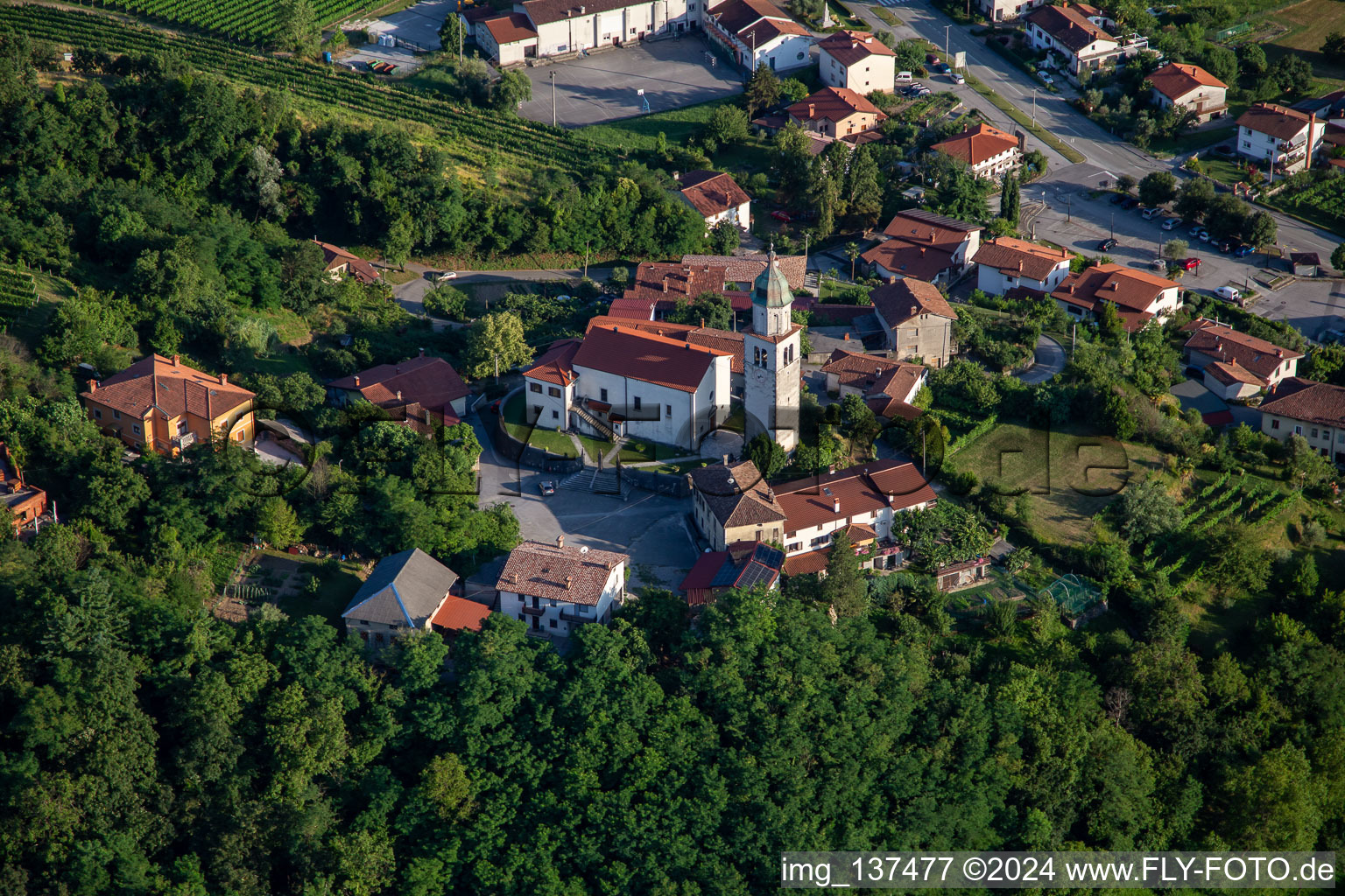 Vue aérienne de Église de Župnijska cerkev sv. Urha à Nova Gorica dans le département Slovénie, Slovénie