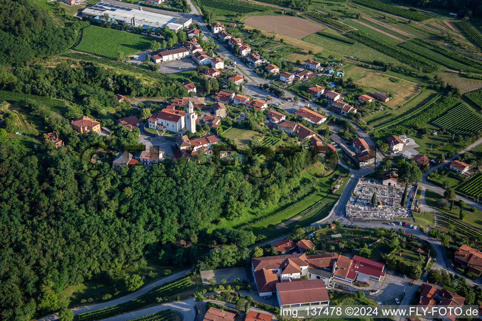 Vue aérienne de Cimetière et église Župnijska cerkev sv. Urha à Nova Gorica dans le département Slovénie, Slovénie