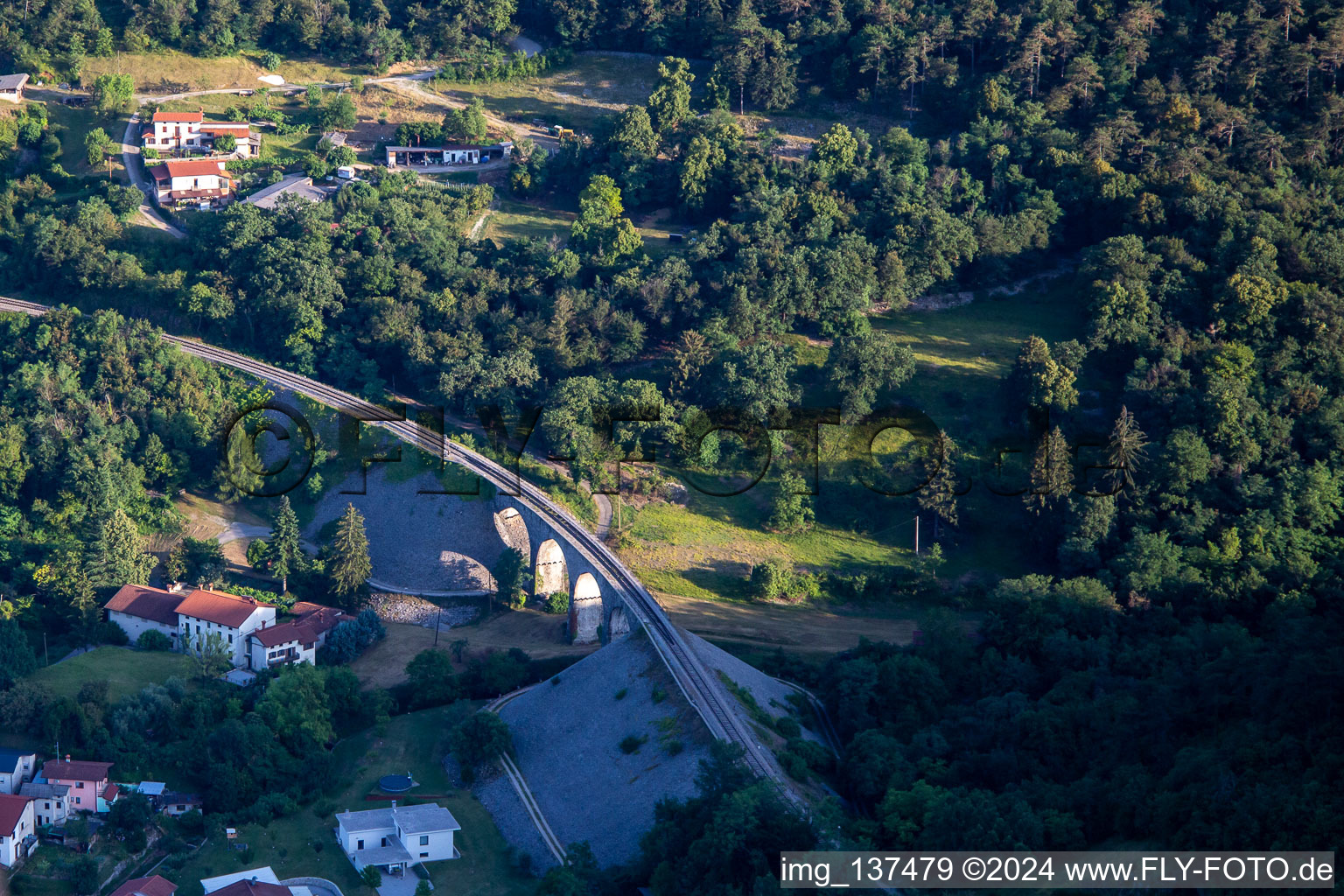 Vue aérienne de Viaduc ferroviaire à Nova Gorica dans le département Slovénie, Slovénie