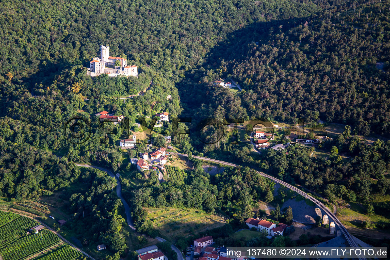 Vue aérienne de Château / Grade Rihemberk à Nova Gorica dans le département Slovénie, Slovénie