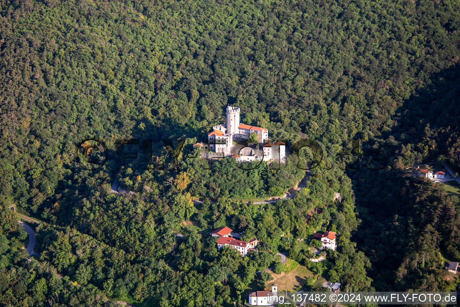 Vue aérienne de Château / Grade Rihemberk à Nova Gorica dans le département Slovénie, Slovénie