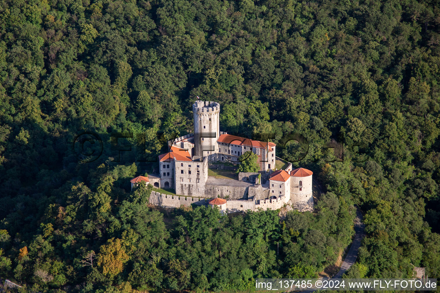 Vue oblique de Château / Grade Rihemberk à Nova Gorica dans le département Slovénie, Slovénie