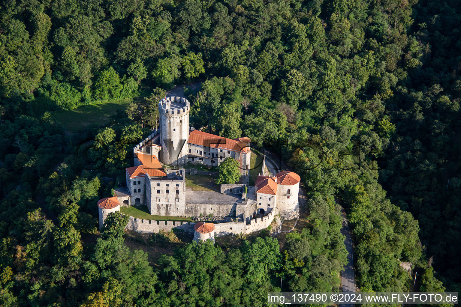 Château / Grade Rihemberk à Nova Gorica dans le département Slovénie, Slovénie hors des airs