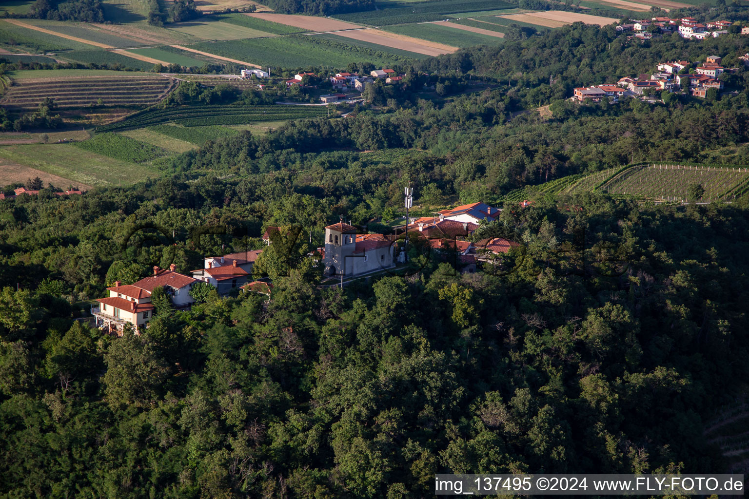 Vue aérienne de Sveti Martin à Ajdovščina dans le département Slovénie, Slovénie