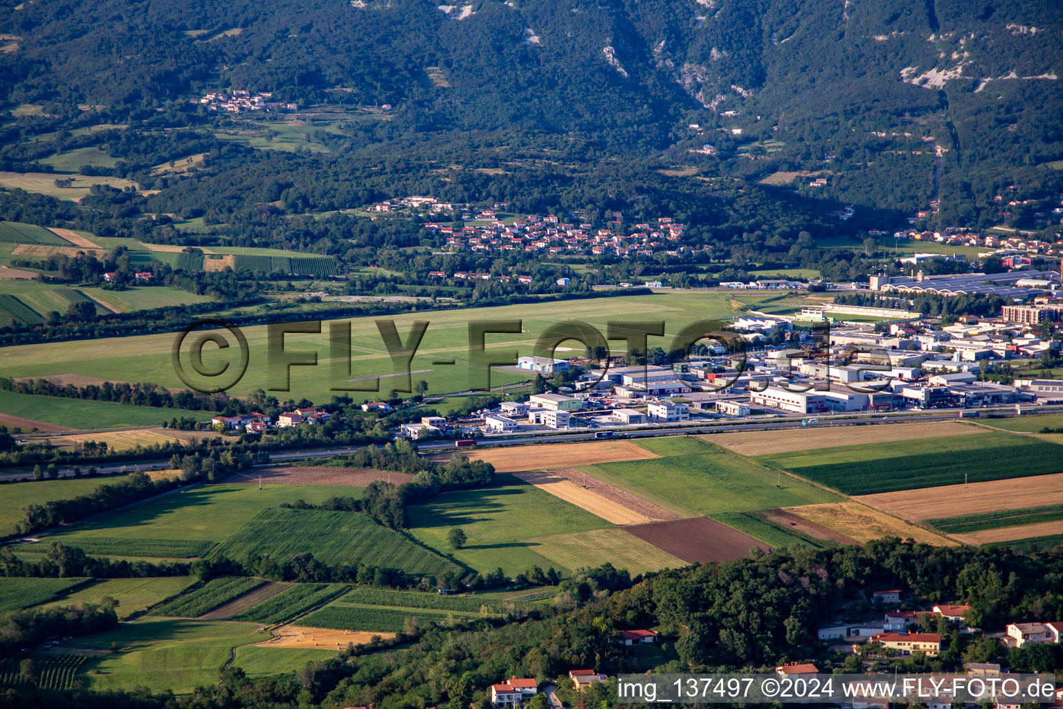 Vue aérienne de Aérodrome d'Ajdovščin à Ajdovščina dans le département Slovénie, Slovénie