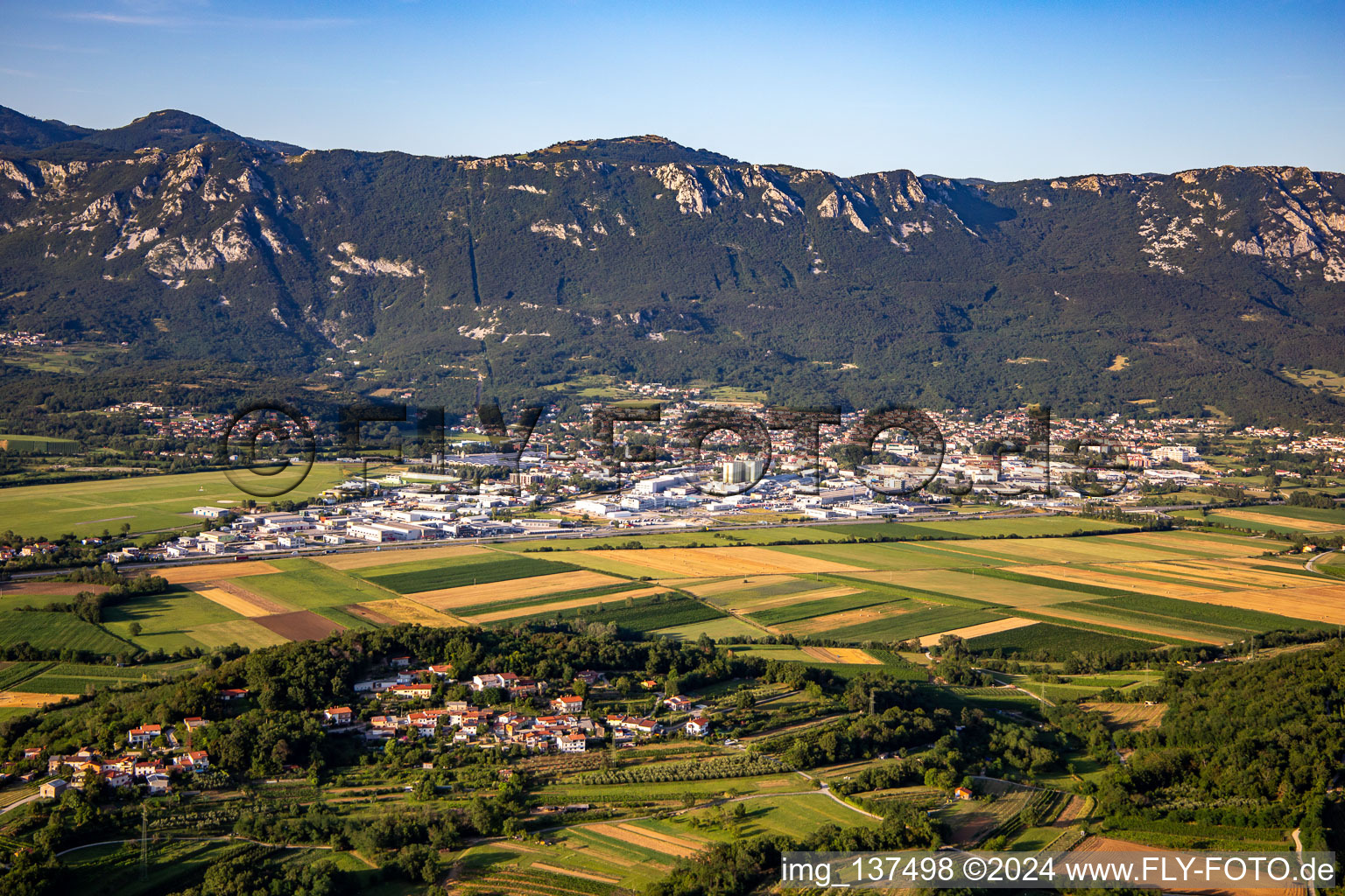 Vue aérienne de Du sud-ouest à Ajdovščina dans le département Slovénie, Slovénie