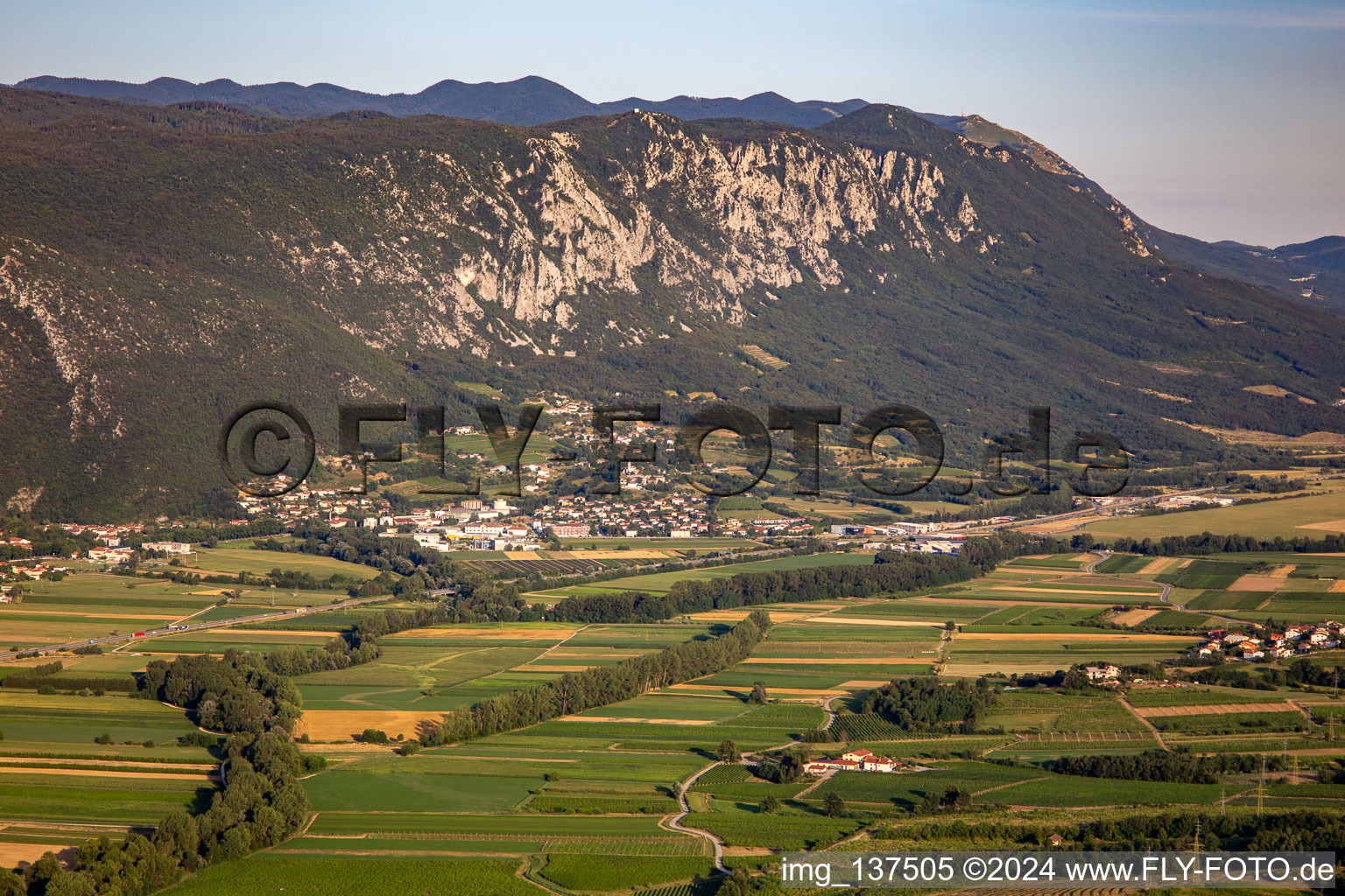 Vue aérienne de Vallée au pied du parc national Ledenik na Nanosu à Vipava dans le département Slovénie, Slovénie