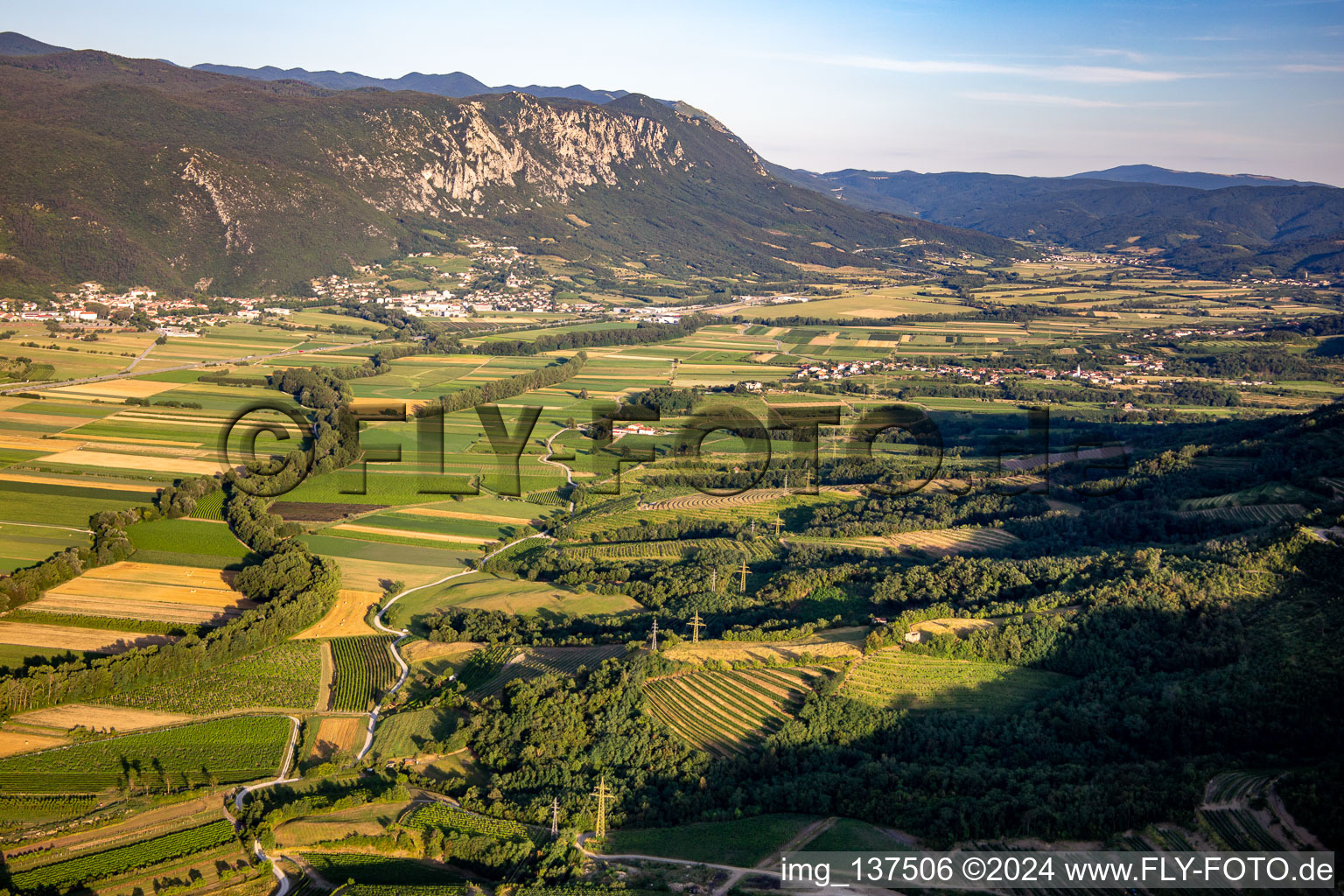 Vue aérienne de Vallée au pied du parc national Ledenik na Nanosu à Vipava dans le département Slovénie, Slovénie