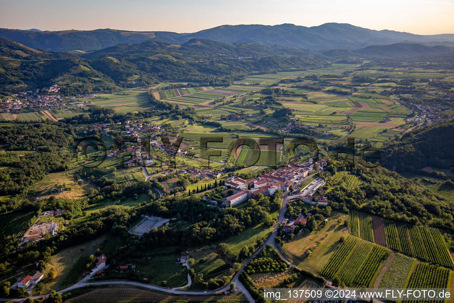 Vue aérienne de Château Sainte-Croix / Grad Vipavski Križ à Ajdovščina dans le département Slovénie, Slovénie