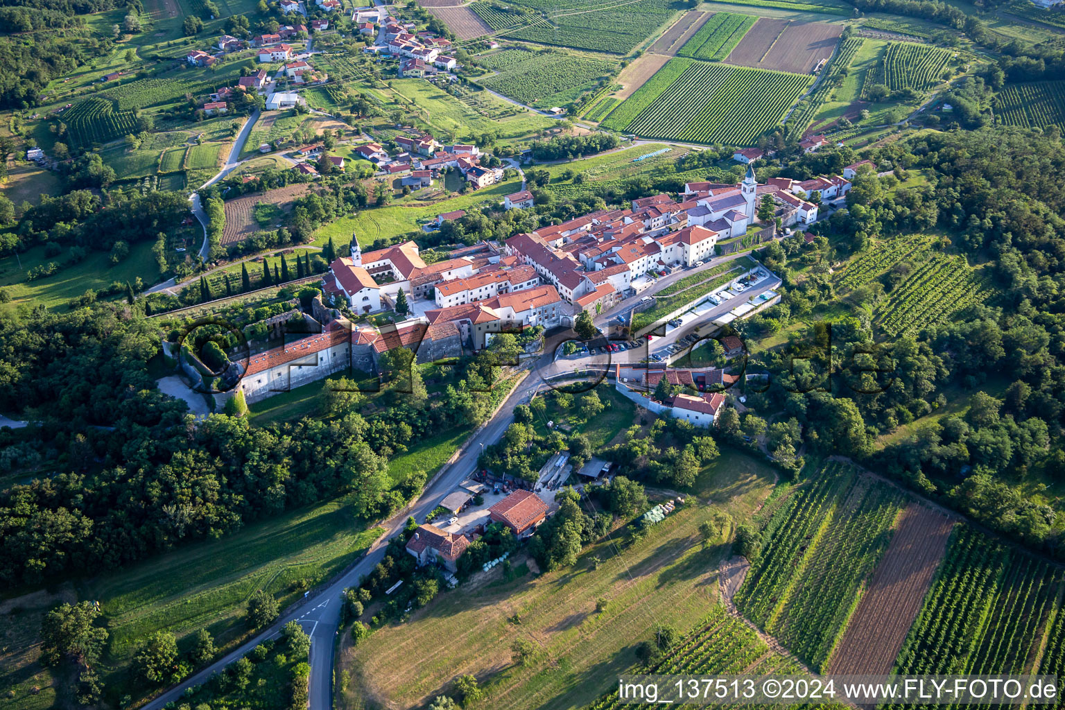 Vue oblique de Château Sainte-Croix / Grad Vipavski Križ à Ajdovščina dans le département Slovénie, Slovénie