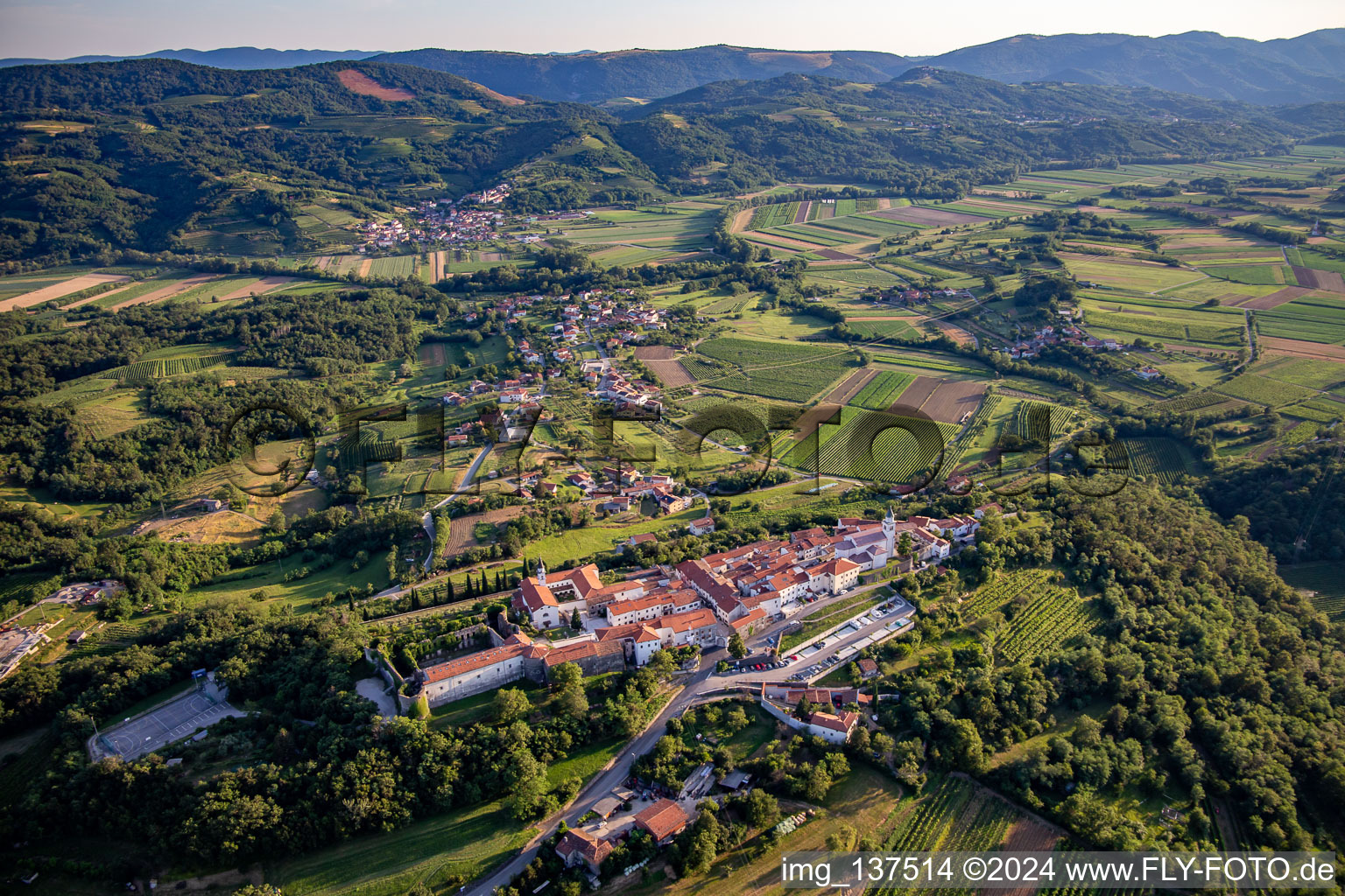 Château Sainte-Croix / Grad Vipavski Križ à Ajdovščina dans le département Slovénie, Slovénie d'en haut