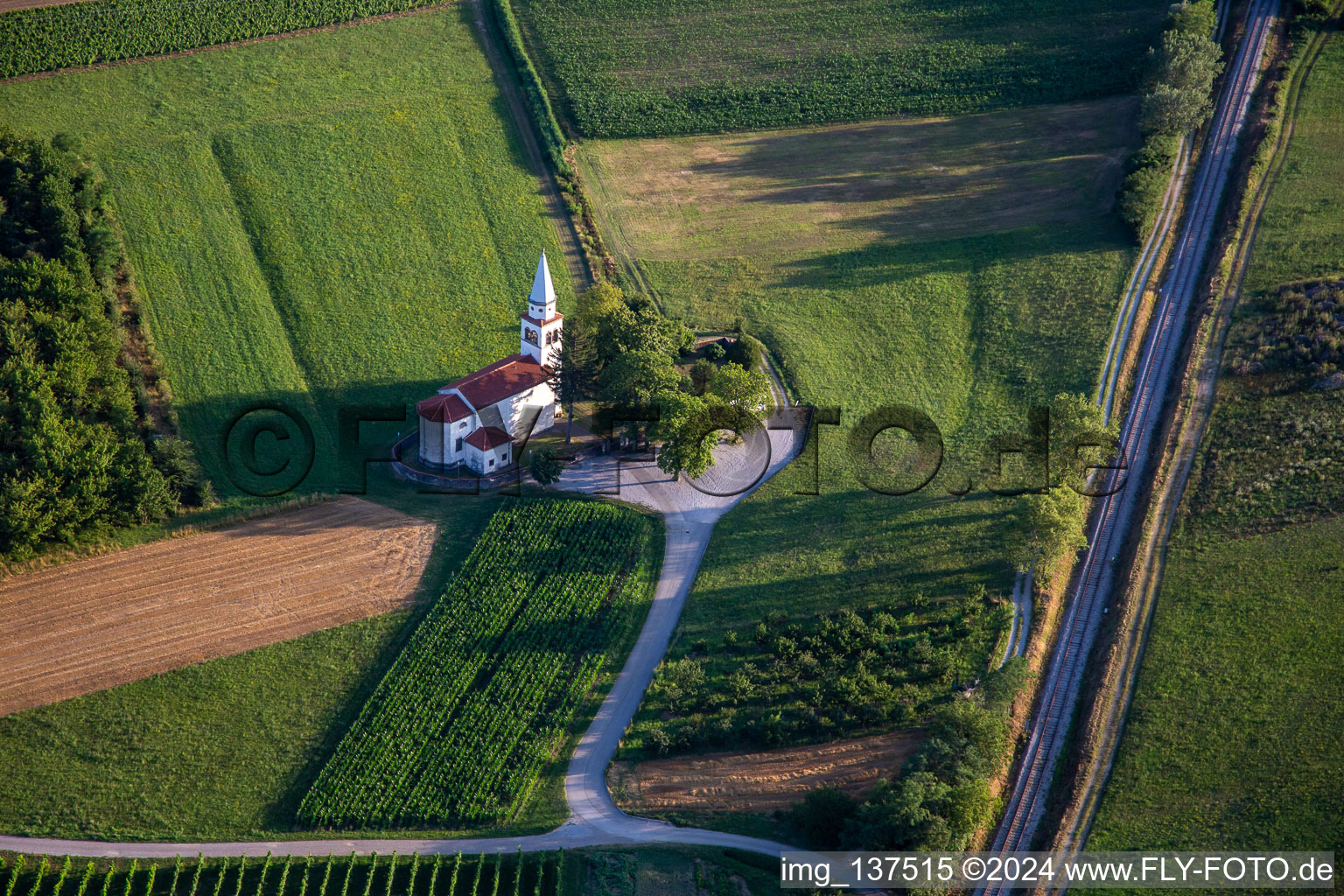 Vue aérienne de Cerkev sv. Pétra à Ajdovščina dans le département Slovénie, Slovénie