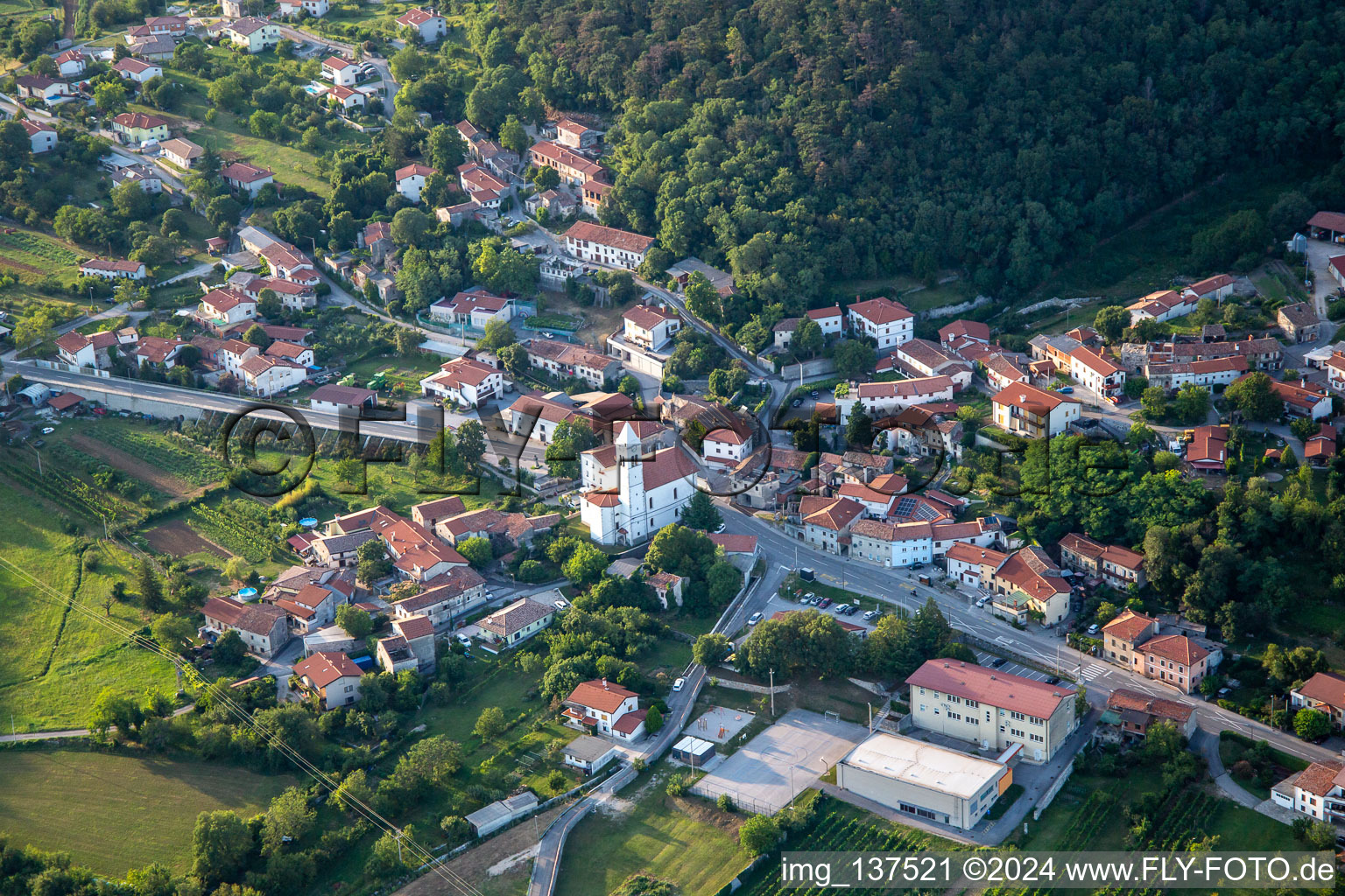 Vue aérienne de Kiche Župnijska cerkev sv. Vida à Ajdovščina dans le département Slovénie, Slovénie