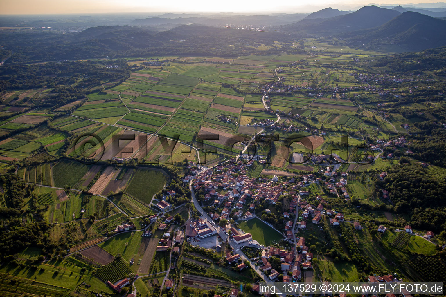 Vue aérienne de Vallée du Lijak depuis l'est au coucher du soleil à Nova Gorica dans le département Slovénie, Slovénie