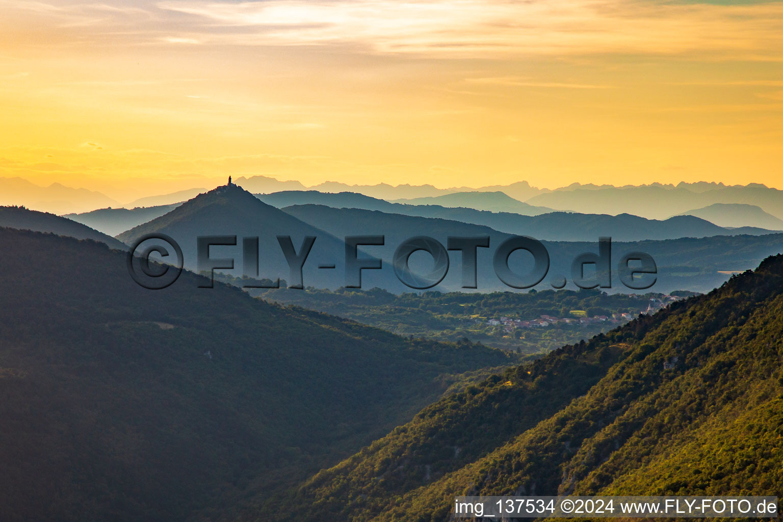 Vue aérienne de Église de Bazilika Svetogorske Matere Božje vue de l'est à Nova Gorica dans le département Slovénie, Slovénie