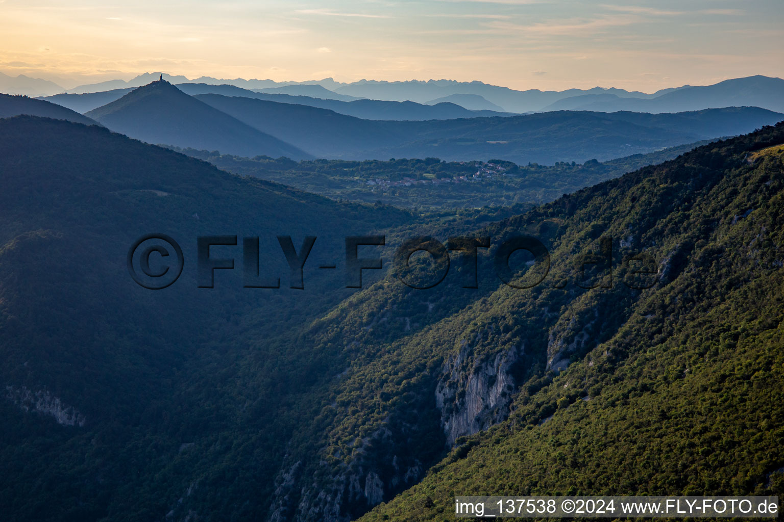 Vue aérienne de Église de Bazilika Svetogorske Matere Božje vue de l'est à Nova Gorica dans le département Slovénie, Slovénie