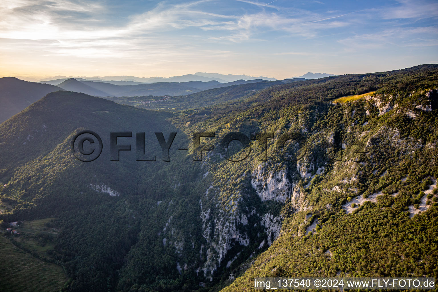 Vue aérienne de Décollage en parapente de Lijak / Vzletišče jadralnih padalcev Lijak à Nova Gorica dans le département Slovénie, Slovénie